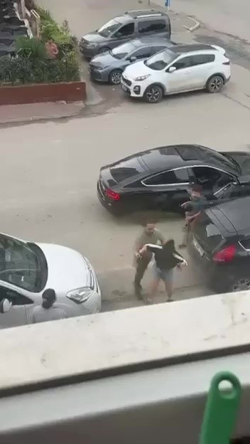 ADANA’DA BİR KİŞİ SOKAK ORTASINDA TARTIŞTIĞI KADINI DÖVDÜ. O ANLAR SANİYE SANİYE GÖRÜNTÜLENİRKEN KADININ ÇOCUĞU, ANNESİNİ DÖVEN KİŞİYE MÜDAHALE ETTİ.