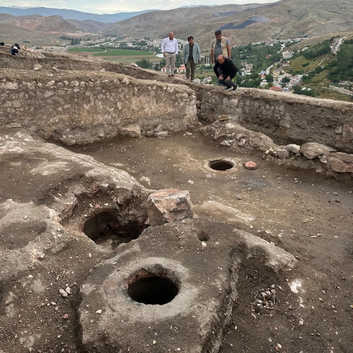 BAYBURT KALESİ’NDE ARKEOLOJİK KAZILAR SÜRÜYOR: TARİH İLK TUNÇ ÇAĞI’NA UZANIYOR