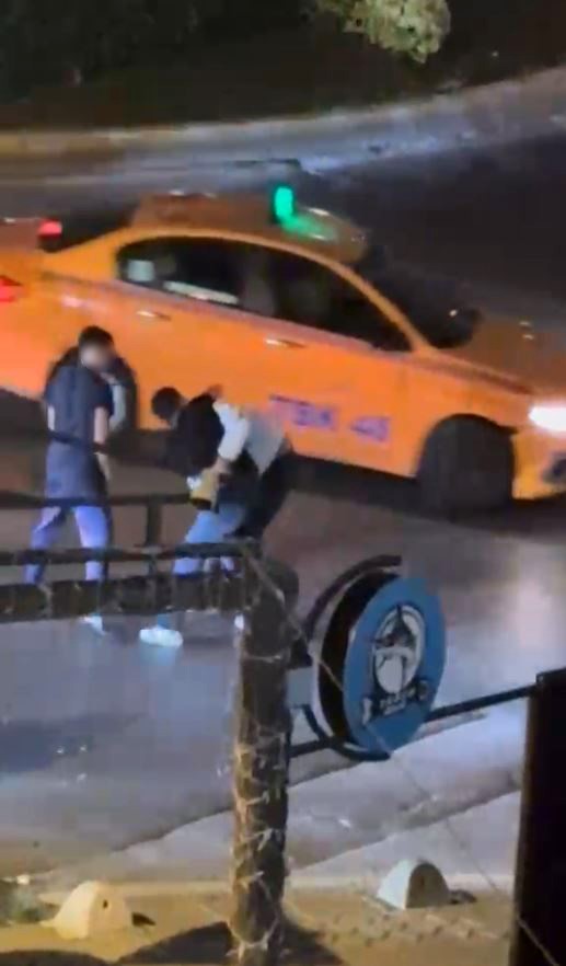 ESENYURT’TA İKİ ŞAHIS, TARTIŞTIKLARI ADAMI YOL ORTASINDA DAKİKALARCA TEKME TOKAT DÖVDÜ. ÇEVREDEKİ VATANDAŞLAR AYIRMAYA ÇALIŞSA DA DURMAYAN ŞAHISLAR, YARDIM ÇIĞLIKLARI ATAN ADAMA SALDIRMAYA DEVAM ETTİ. YAŞANAN O ANLAR CEP TELEFONUNU KAMERASINA YANSIDI.