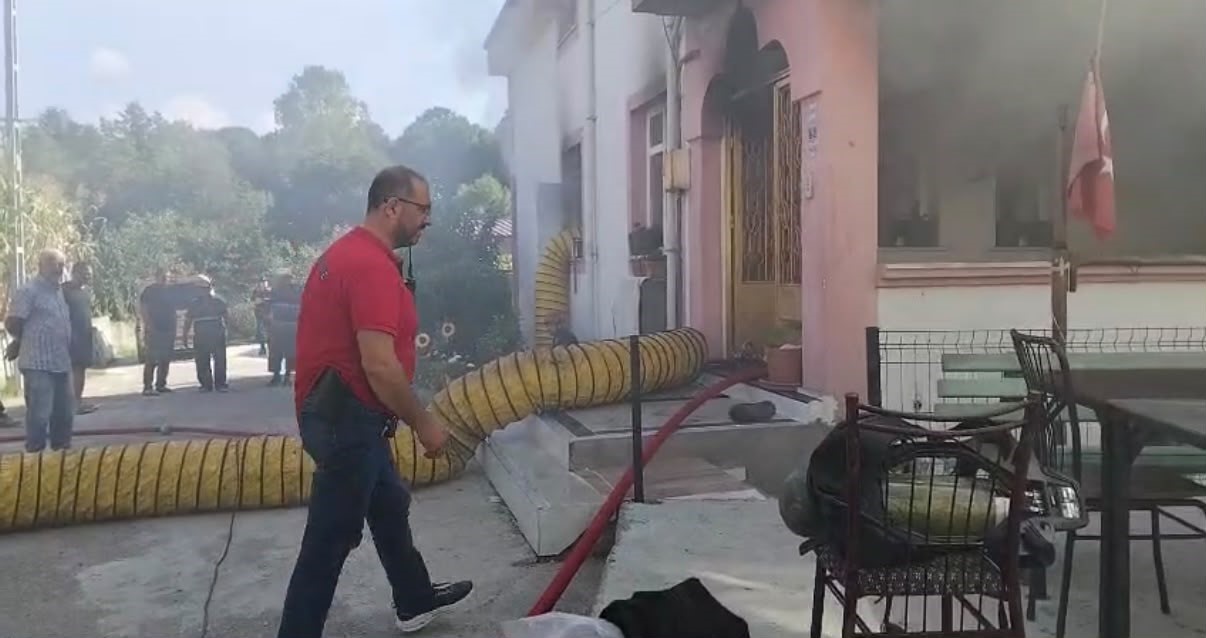 KOCAELİ'NİN KARTEPE İLÇESİNDE YATAK ODASINDA BAŞLAYAN YANGINDAN EV SAHİPLERİ YARA ALMADAN KURTULDU.