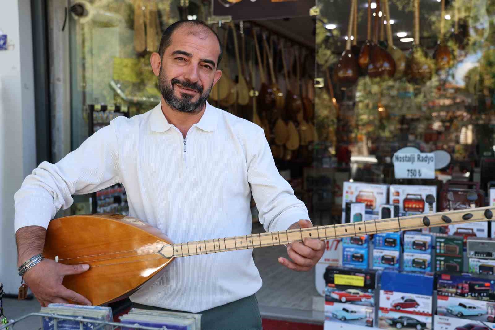 MÜZİK MARKET İŞLETMECİSİ AYDIN AKAGÜNDÜZ, GERÇEKLEŞTİRİLEN ORGANİZASYONLARIN MÜZİK ALETLERİ SATIŞI VE MÜZİK EĞİTİMİNE YÖNELİK TALEBİ ARTIRDIĞINI KAYDETTİ.