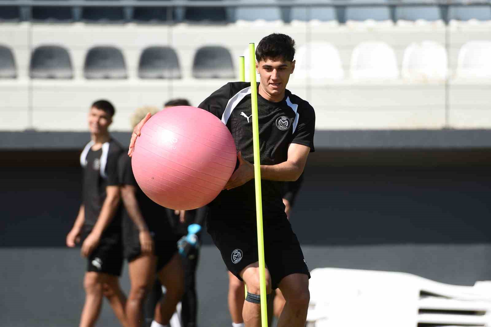 TRENDYOL 1. LİG’İN 9. HAFTASINDA KAYSERİSPOR’A KONUK OLACAK MANİSA FK, BU MAÇIN HAZIRLIKLARINA DAYANIKLILIK VE DAR ALAN OYUNLARIYLA DEVAM ETTİ.