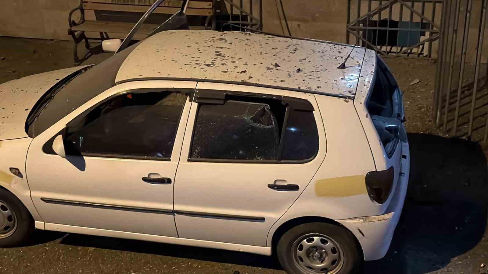 TRABZON'UN ARSİN İLÇE EMNİYET MÜDÜRLÜĞÜ BİNASI YANINDA BULUNAN ARAÇLARIN ÜZERİNE DÜŞEN İNSANSIZ HAVA ARACI PATLADI. 3 ARAÇTA MADDİ HASAR MEYDANA GELDİ.