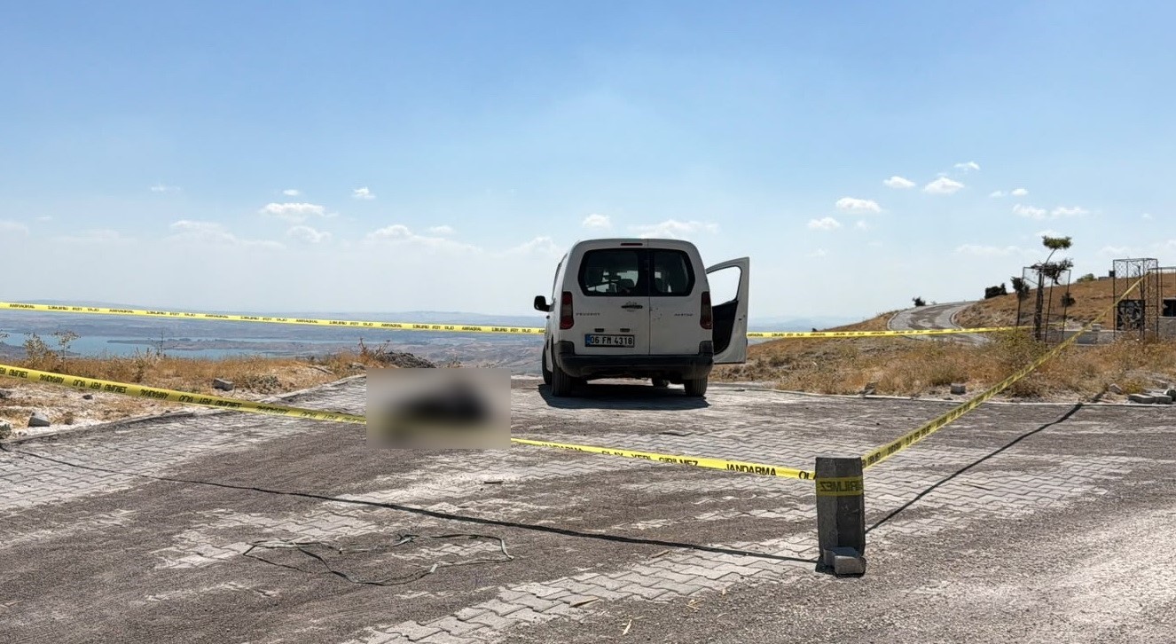 ADIYAMAN’DA, DAĞ BAŞINDA BULUNAN BİR MEZARLIK YANINDA SİLAHLA VURULMUŞ ERKEK CESEDİ BULUNDU.