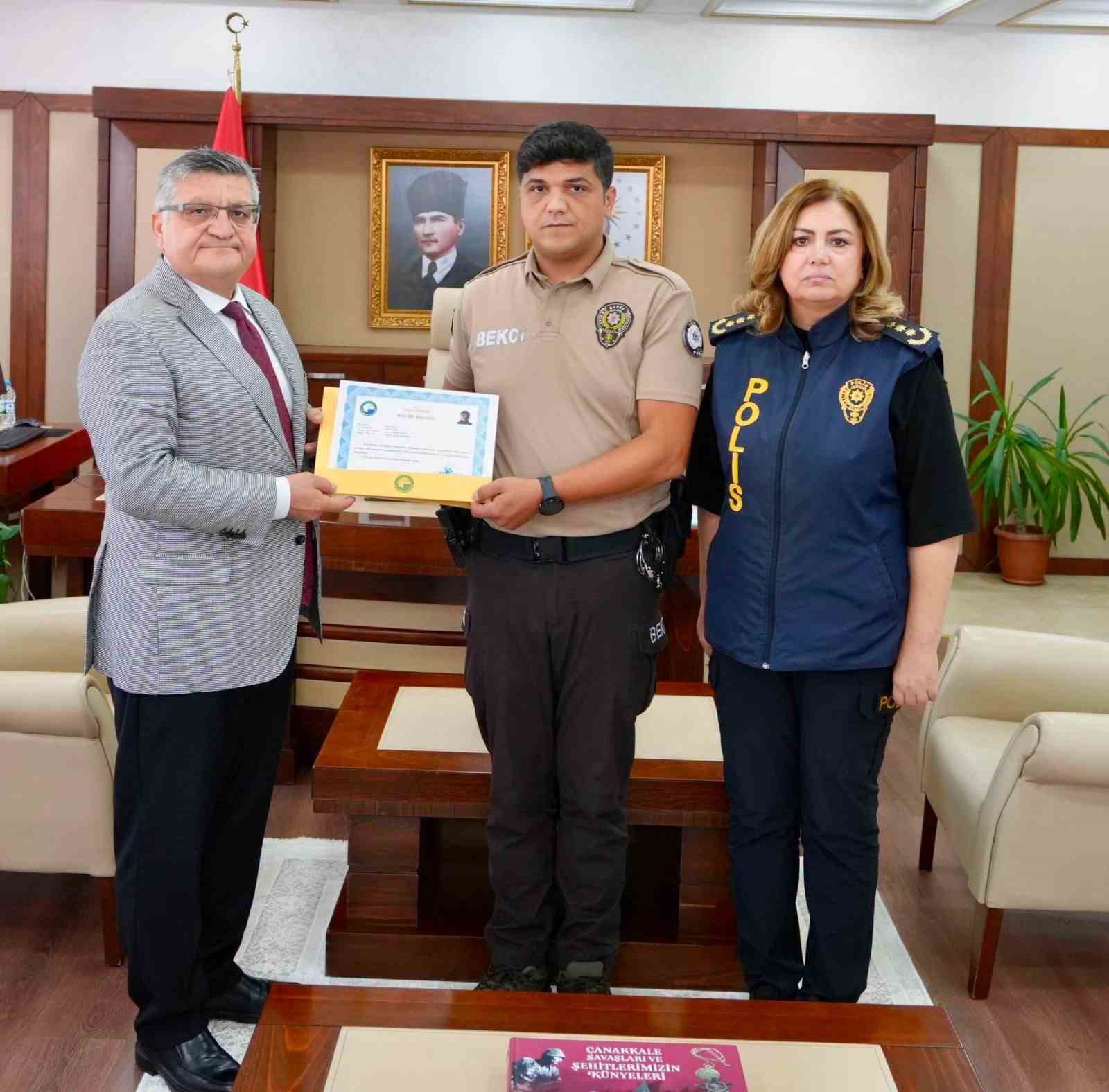 SİNOP'TA KESİNLEŞMİŞ HAPİS CEZASI BULUNAN ARANAN ŞAHISLARIN YAKALANMASINDA ÜSTÜN GAYRET GÖSTEREN MAHALLE BEKÇİLERİNE BAŞARI BELGESİ VERİLDİ.
