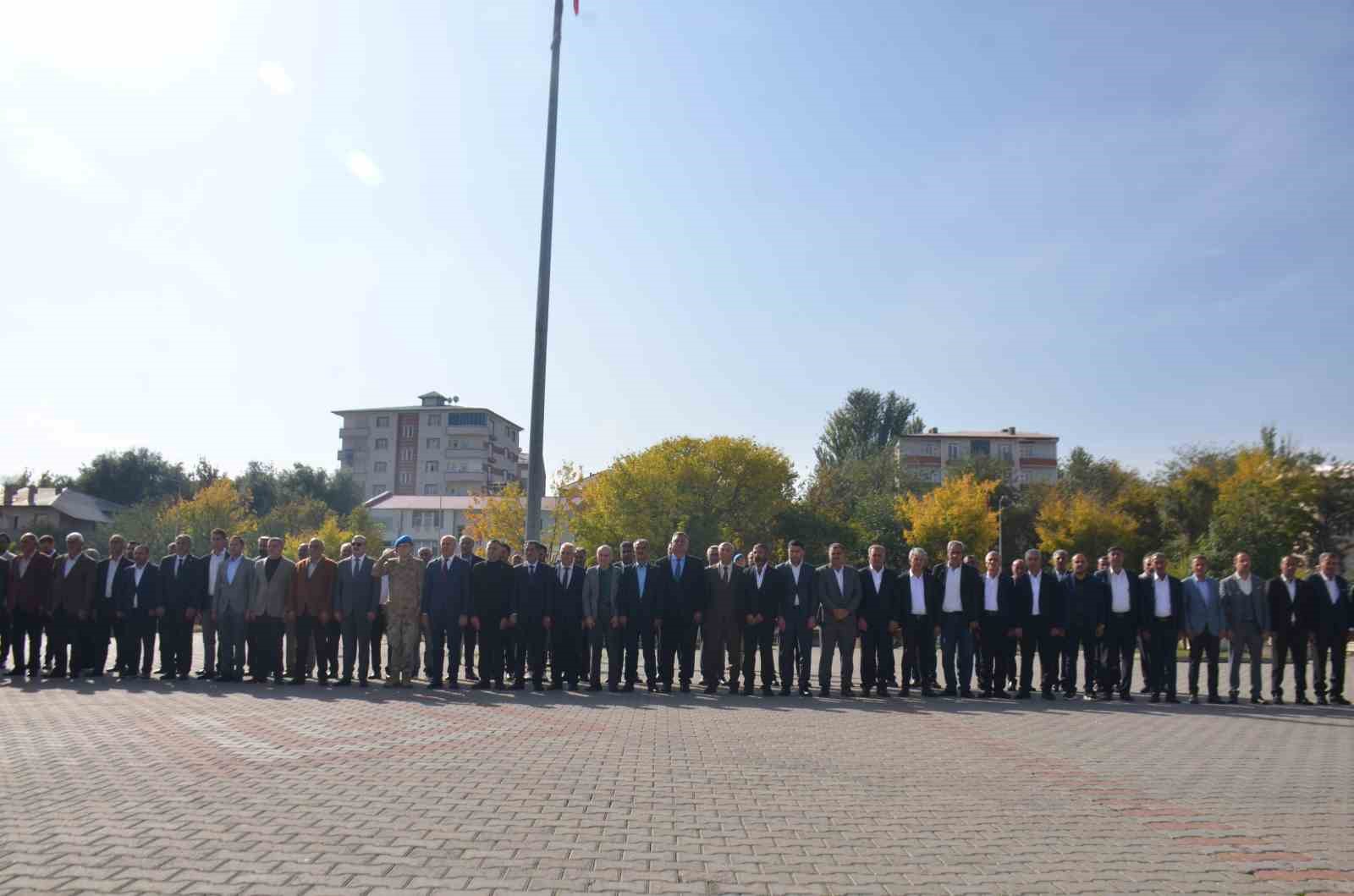 BULANIK İLÇESİNDE 19 EKİM MUHTARLAR GÜNÜ DOLAYISIYLA KENT MEYDANINDA TÖREN DÜZENLENDİ.