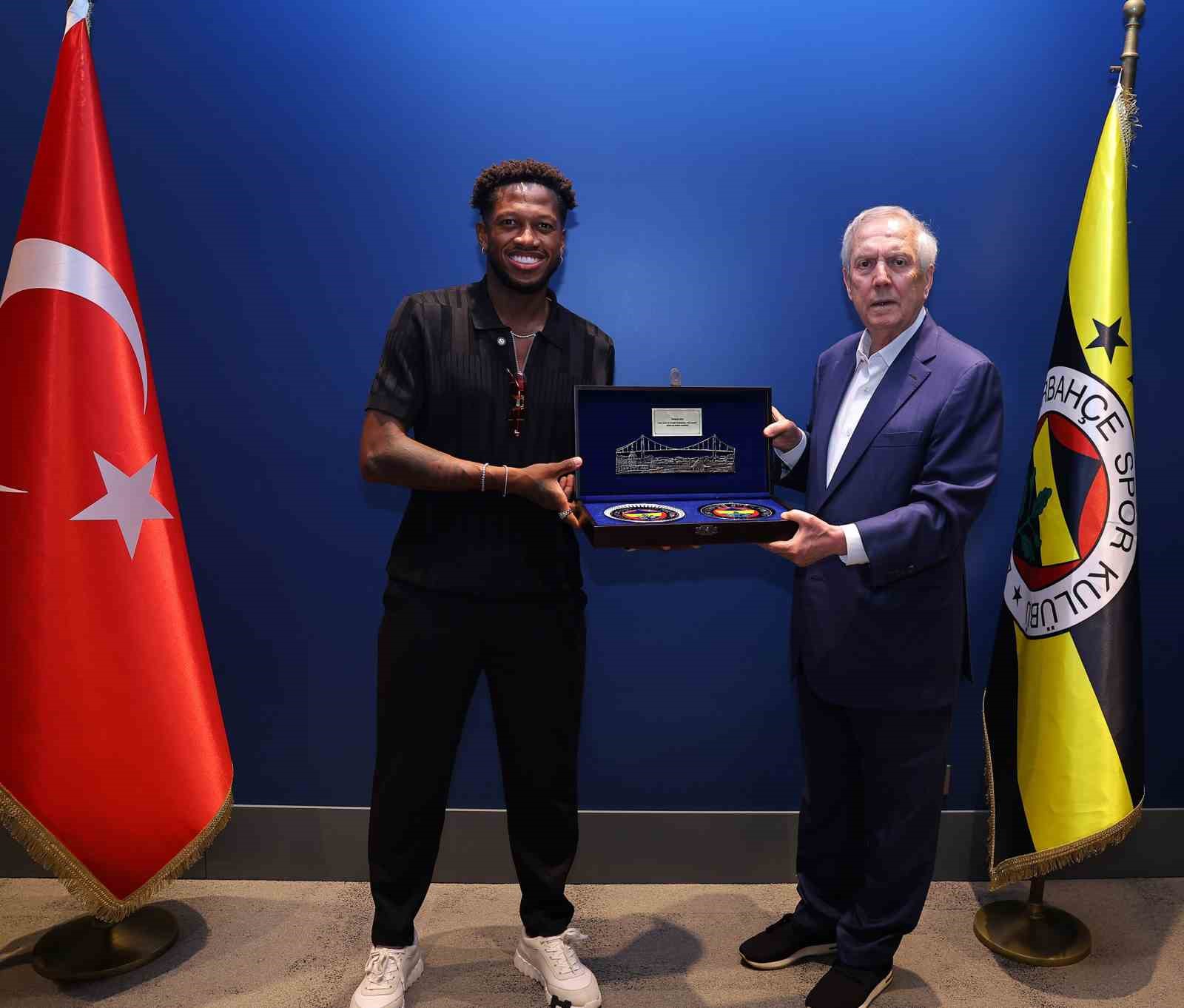 FENERBAHÇE'DE 3 SEZON FORMA GİYEN VE GEÇTİĞİMİZ GÜNLERDE ATLETİCO MİNEİRO TAKIMINA TRANSFERİ GERÇEKLEŞEN BREZİLYALI FUTBOLCU FRED, TAKIM ARKADAŞLARI VE BAŞKAN AZİZ YILDIRIM'LA VEDALAŞTI.