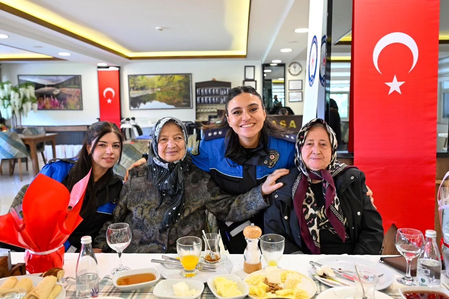 BOLU’DA 1 EKİM DÜNYA YAŞLILAR GÜNÜ DOLAYISIYLA DÜZENLENEN ETKİNLİKTE POLİS EŞLERİ, YAŞLILARLA BİR ARAYA GELDİ.