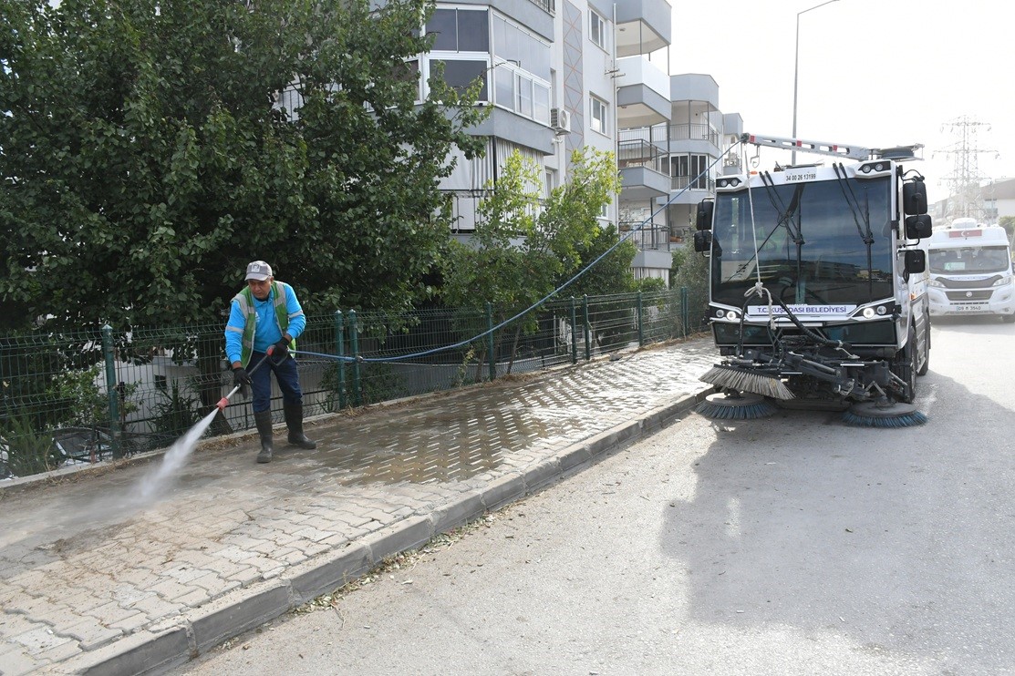 KOMPAKT YAPISIYLA EN DAR SOKAKLARA DAHİ GİREBİLEN BUCHER, YIKAMA VE SÜPÜRME İŞLEMLERİNİ AYNI ANDA GERÇEKLEŞTİREREK TEMİZLİK ÇALIŞMALARINA HIZ KATIYOR.