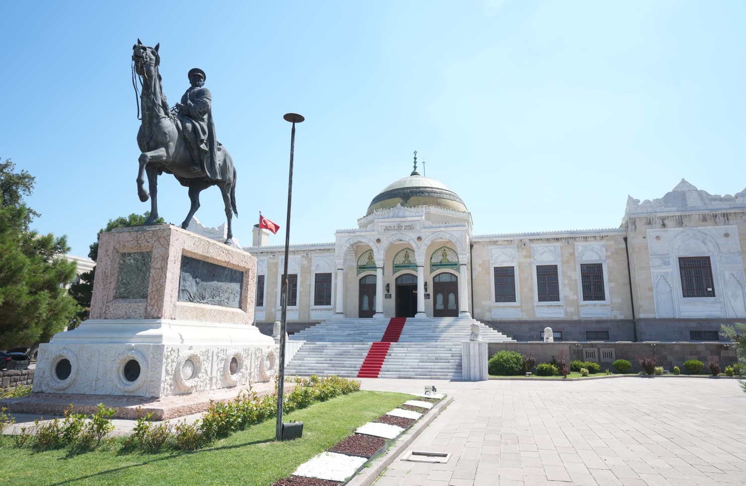 ANKARA ETNOGRAFYA MÜZESİ, EPİPALEOLİTİK DÖNEM’DEN OSMANLI DÖNEMİ’NE UZANAN 550 ESERİ BİR ARAYA GETİREN VE 60 FARKLI MÜZENİN KOLEKSİYONLARINDAN 276 ESERİ İLK KEZ ZİYARETÇİLERLE BULUŞTURAN ‘ELDE VEFA, GÖZDE ZARAFET: TAKI SANATININ 12 BİN YILLIK ÖYKÜSÜ’ SERGİSİNE EV SAHİPLİĞİ YAPIYOR.