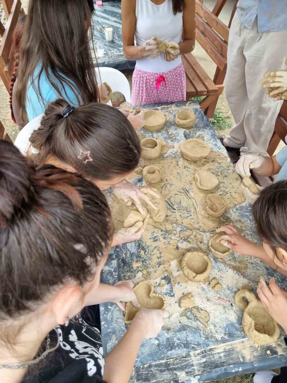 KIRKLARELİ AİLE VE SOSYAL HİZMETLER İL MÜDÜRLÜĞÜ’NDEN HİZMET ALAN ÇOCUKLAR, SERAMİK ÇAMURUYLA HAYAL GÜÇLERİNİ SANATA YANSITTI.
