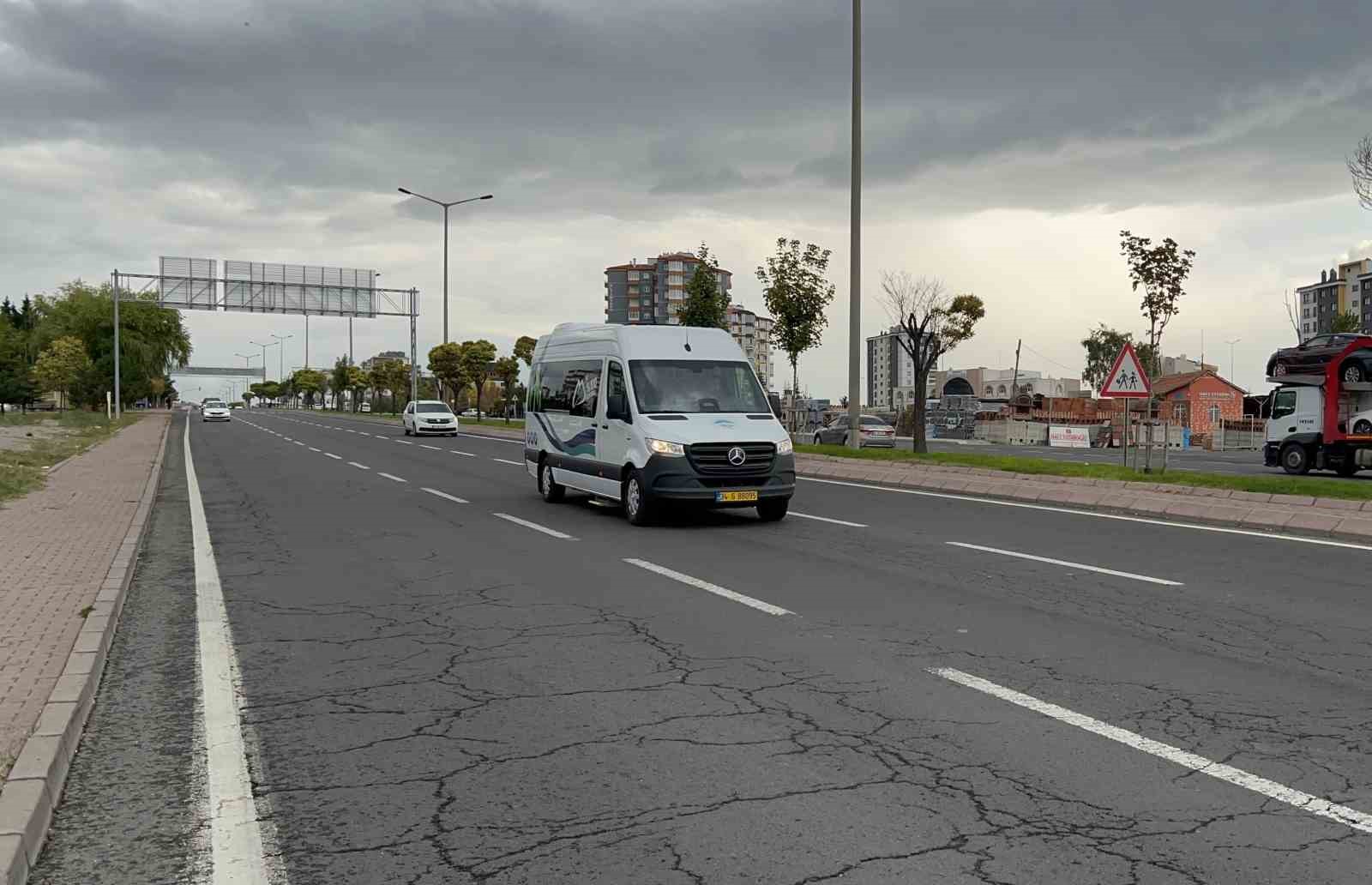 KAYSERİ BÜYÜKŞEHİR BELEDİYESİ ULAŞIM A.Ş. ÖNCÜLÜĞÜNDE YÜRÜTÜLEN ÇEVRECİ ULAŞIM ÇALIŞMALARI KAPSAMINDA, İLÇE TAŞIMACILIĞINDA ELEKTRİKLİ ARAÇ KULLANIMINA YÖNELİK HAZIRLIKLAR SÜRÜYOR.