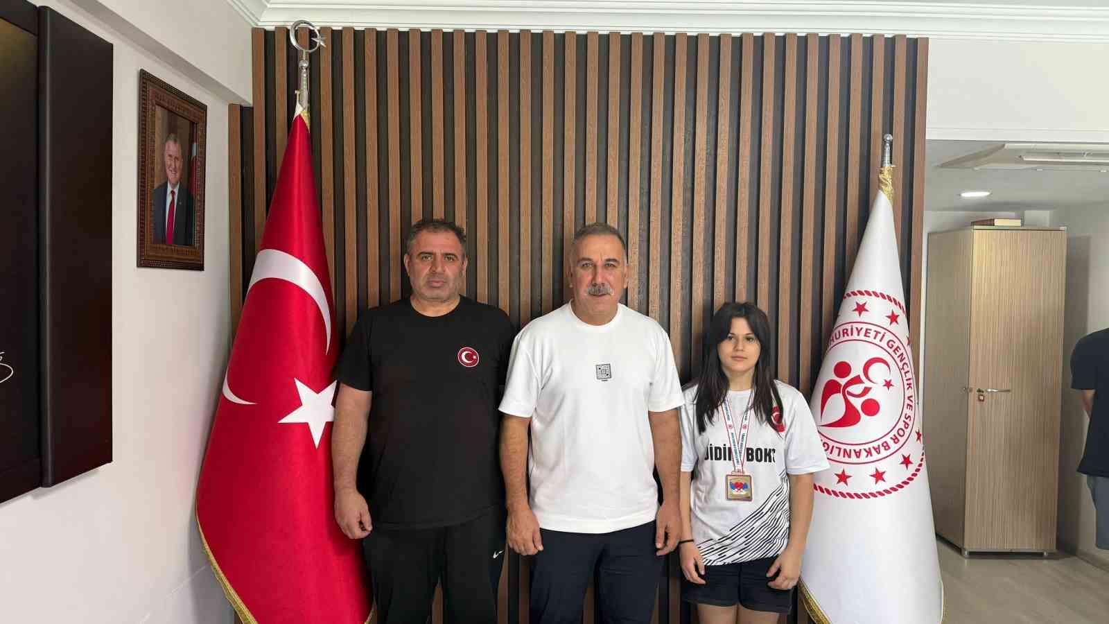 AYDINLI GENÇ BOKSÖRLER, 7-15 AĞUSTOS 2026 TARİHLERİ ARASINDA DÜZENLENEN U13 KADINLAR VE ERKEKLER TÜRKİYE BOKS ŞAMPİYONASI’NDA ÖNEMLİ BİR BAŞARIYA İMZA ATTI. ŞAMPİYONADA AYDIN’I TEMSİL EDEN SPORCULAR 2 ALTIN VE 1 BRONZ MADALYA KAZANARAK KENTE GURUR YAŞATTI.