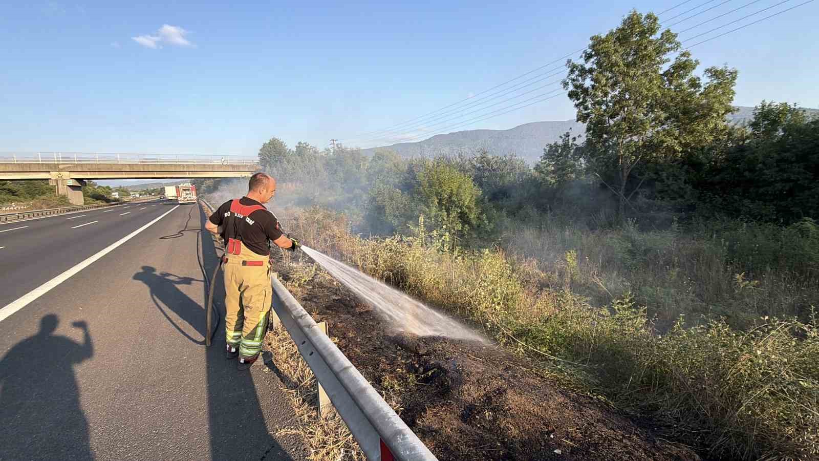 ANADOLU OTOYOLU DÜZCE GEÇİŞİNDE YOL KENARINA ATILAN İZMARİT YANGIN ÇIKARTTI