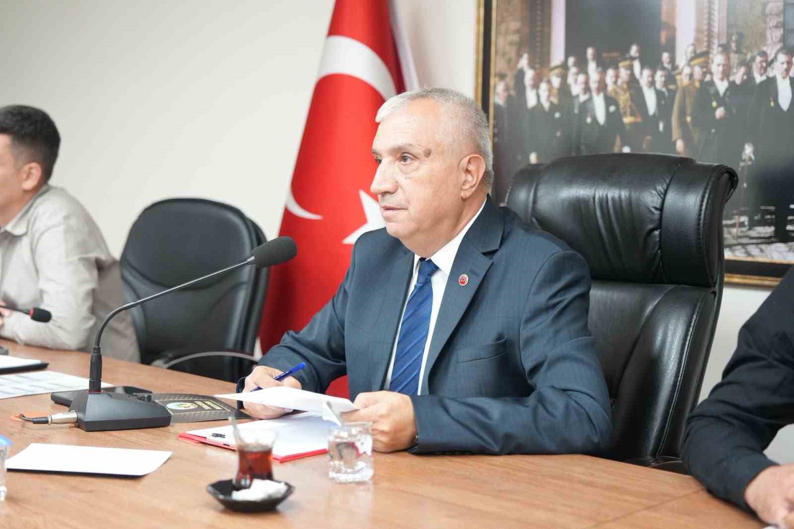 TURGUTLU BELEDİYESİ EKİM AYI MECLİS TOPLANTISI, BAŞKAN VEKİLİ HÜSEYİN MALİZ’İN AÇILIŞ KONUŞMASIYLA BAŞLADI. MALİZ, TURGUTLU, OSMANİYE VE İSTANBUL’DA YAŞANAN OKUL SALDIRILARINDA HAYATINI KAYBEDENLERE ALLAH’TAN RAHMET, YARALILARA GEÇMİŞ OLSUN DİLEKLERİNİ İLETTİ.