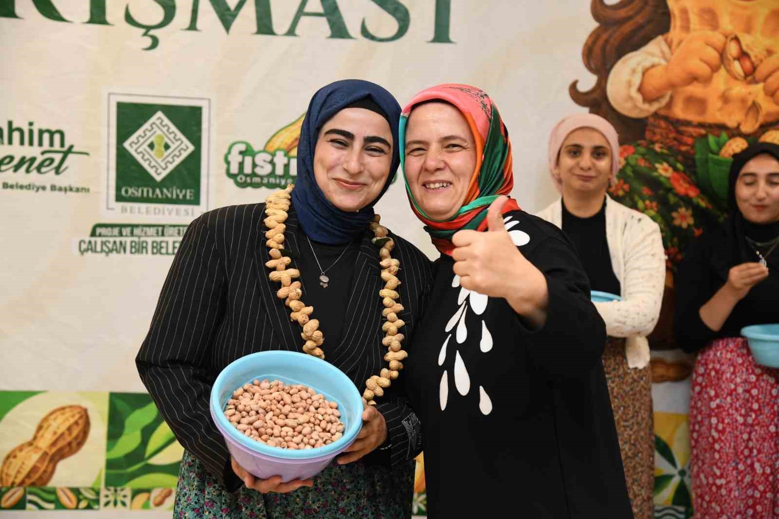 OSMANİYE’DE BU YIL 3’ÜNCÜSÜ DÜZENLENECEK OSMANİYE FISTIĞI FESTİVALİ KAPSAMINDA KYK KIZ ÖĞRENCİ YURDU’NDA GERÇEKLEŞTİRİLEN YER FISTIĞI KIRMA YARIŞMASINDA 10 ÜNİVERSİTE ÖĞRENCİSİ, EN KISA SÜREDE FISTIK AYIKLAMAK İÇİN KIYASIYA MÜCADELE ETTİ.