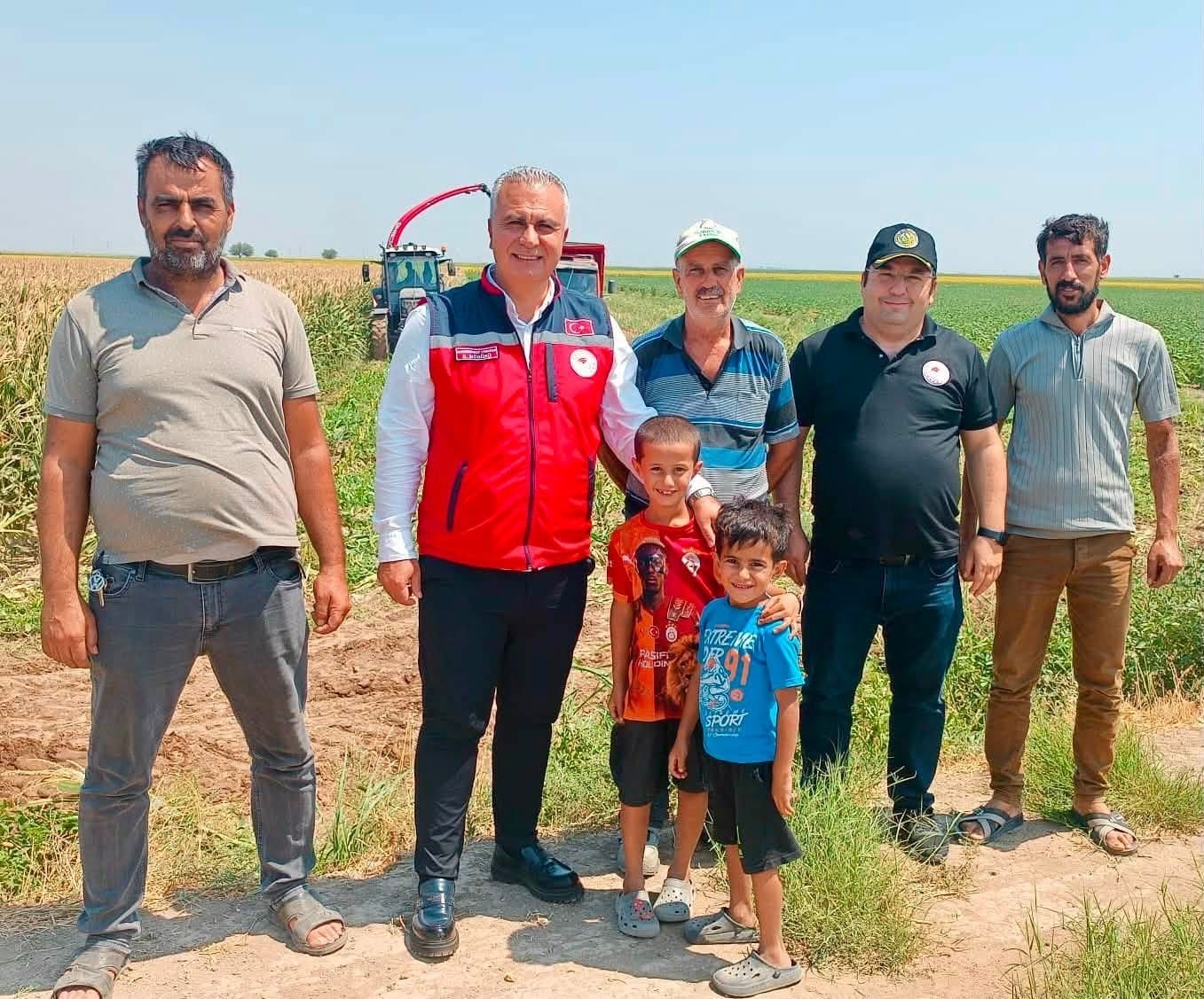 İL TARIM VE ORMAN MÜDÜRÜ ABDURRAHMAN TÜRKMEN, SİLAJLIK MISIR HASADI YAPAN ÜRETİCİYİ ARAZİSİNDE ZİYARET EDEREK ÇALIŞMALARI YERİNDE İNCELEDİ.