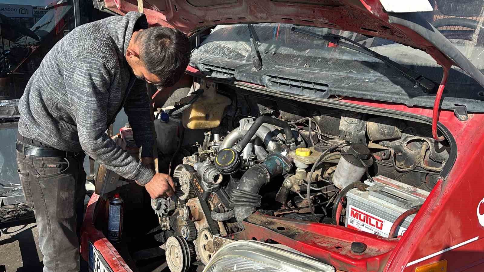 KIŞ MEVSİMİNİN GELMESİYLE BİRLİKTE DÜŞEN HAVA SICAKLIKLARI ARAÇLARDA KIŞLIK BAKIMIN DA SİNYALLERİNİ VERİYOR. SOĞUKLARA KARŞI ANTİFRİZİN BÜYÜK ÖNEM ARZ ETTİĞİ KIŞLIK BAKIMLARINDA USTALAR ARAÇ SAHİPLERİNİ UYARDI.