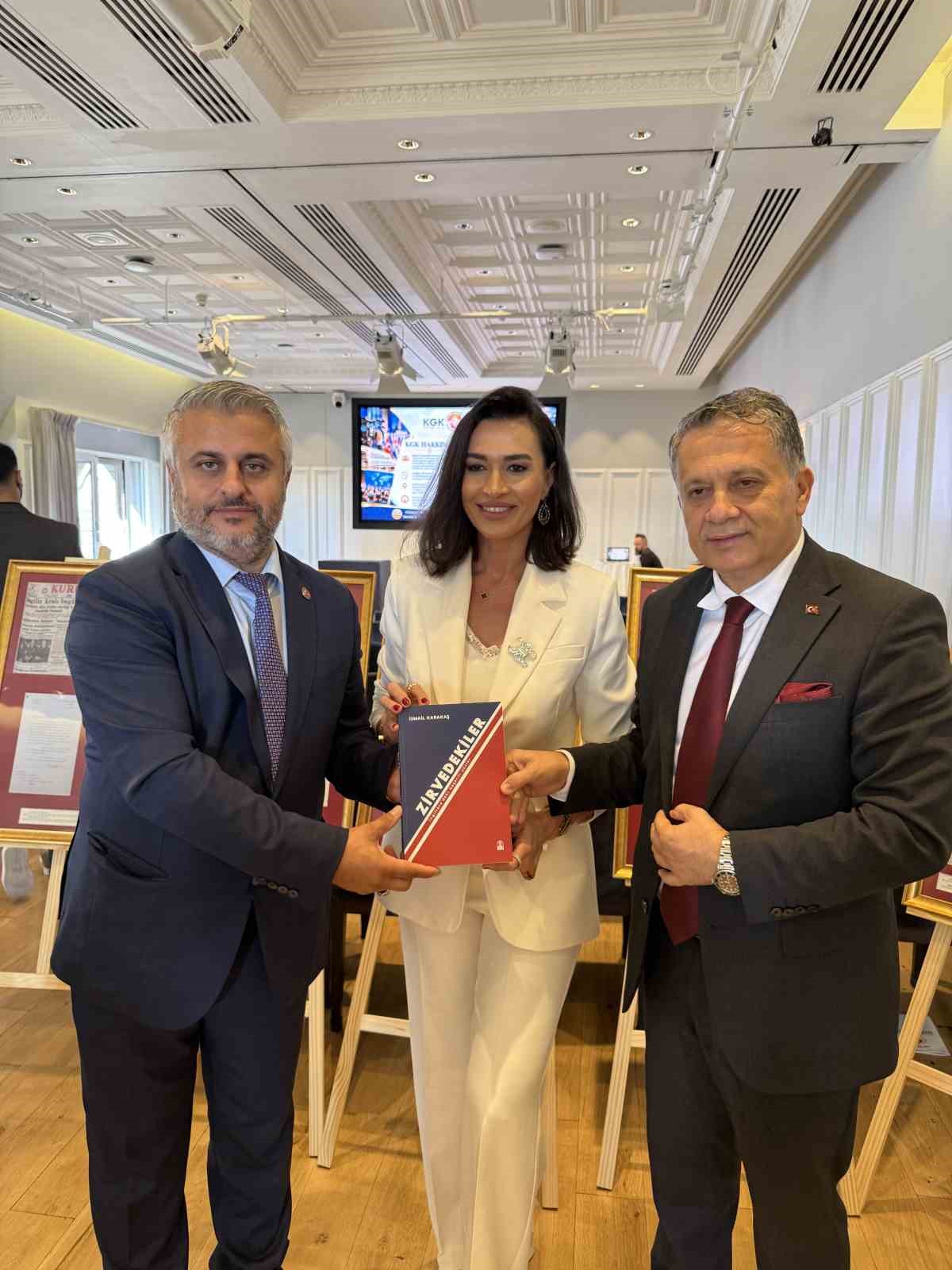 DR. ÖZGENUR REYHAN GÜLER'İN KÜRATÖRLÜĞÜNÜ YAPTIĞI "DOSTLUĞA AÇILAN SAYFALAR" SERGİSİ, TÜRK-İNGİLİZ İLİŞKİLERİNİ TARİHÎ BELGELER VE GAZETE KUPÜRLERİYLE LONDRA'DAKİ ARUNDEL HOUSE'TA ZİYARETÇİLERLE BULUŞTU.