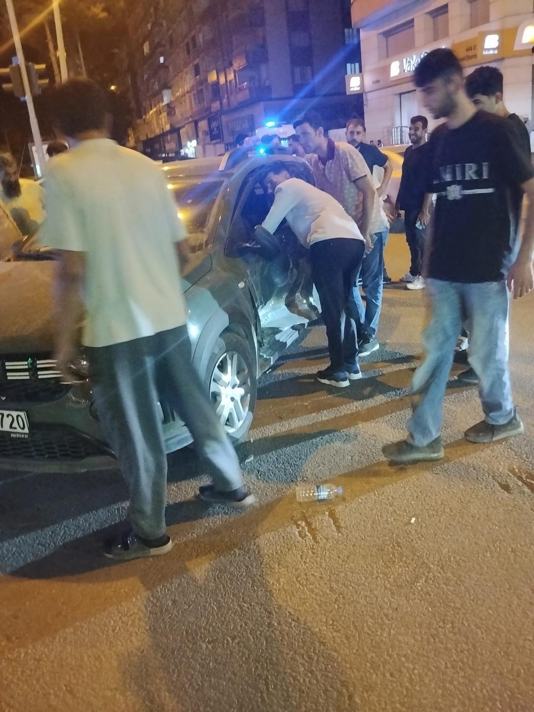 EDİNİLEN BİLGİYE GÖRE OTOMOBİL İLE AMBULANS ÇARPIŞTI.