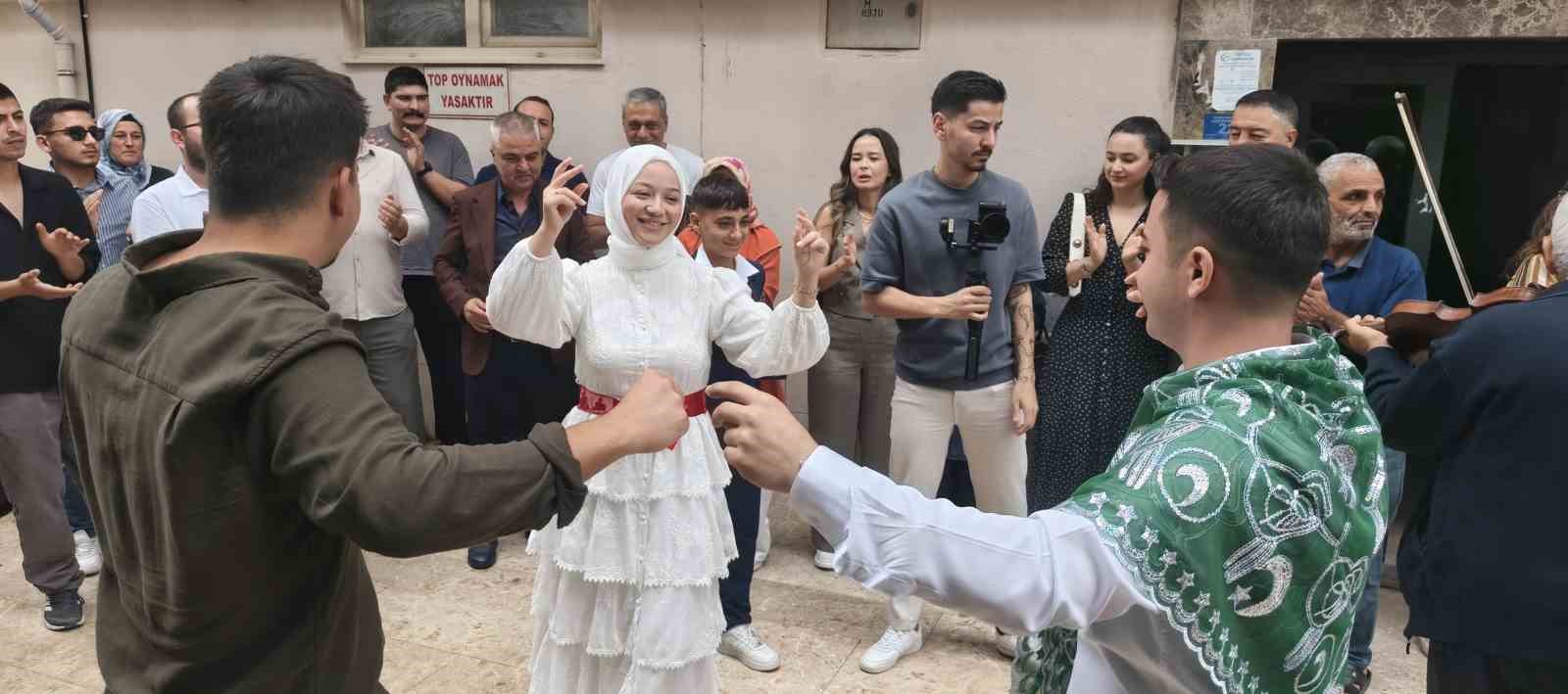 MERSİN’İN SİLİFKE İLÇESİNDE İNŞAAT MÜHENDİSİ DAMAT, GELİN ALMA TÖRENİNE SIRA DIŞI BİR YÖNTEMLE İMZA ATTI. DAMAT, 4. KATTAKİ GELİN EVİNE VİNÇ SEPETİNE BİNEREK BALKONDAN GİRDİ.