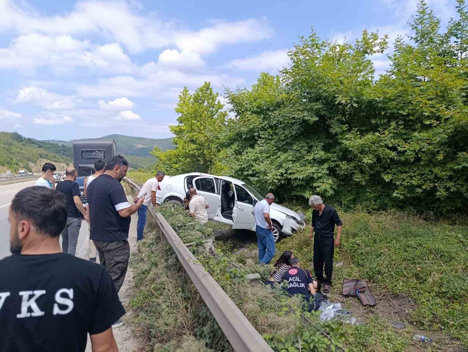 SAMSUN’UN KAVAK İLÇESİNDE İKİ OTOMOBİLİN ÇARPIŞMASI SONUCU MEYDANA GELEN TRAFİK KAZASINDA 5 KİŞİ YARALANDI.