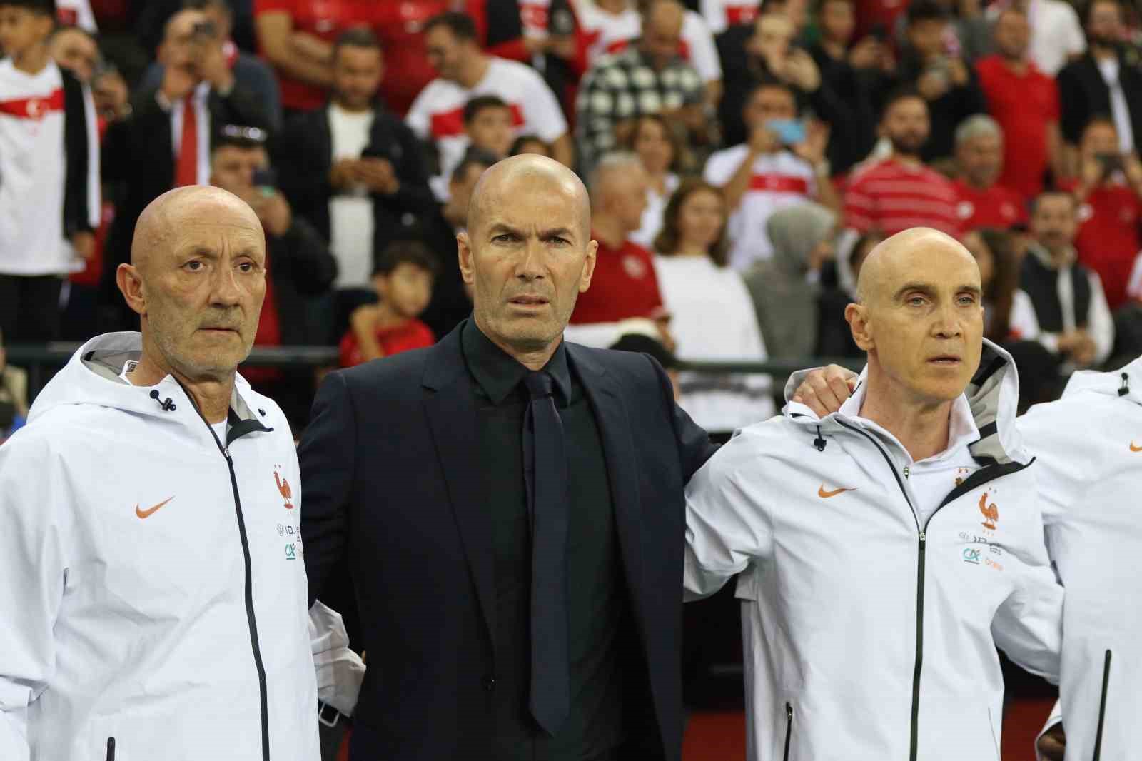 A MİLLİ FUTBOL TAKIMI, UEFA ULUSLAR A LİGİ 1. GRUP İLK MAÇINDA FRANSA İLE KOCAELİ'DE KARŞILAŞIYOR. MÜCADELENİN 15 DAKİKASI GOLSÜZ EŞİTLİKLE GEÇİLDİ.