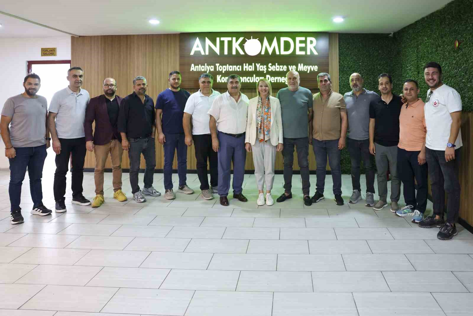 ATSO BAŞKAN ADAYI HATİCE ÖZ, SEÇİM ÇALIŞMALARI KAPSAMINDA ANTALYA TOPTANCI HALİ'Nİ ZİYARET ETTİ.