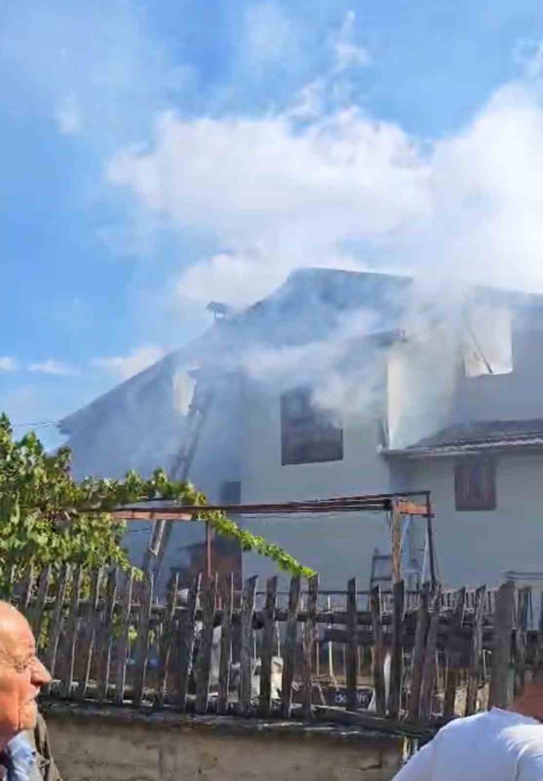 KARABÜK’ÜN SAFRANBOLU İLÇESİNDE BİR EVİN ÇATISINDA ÇIKAN YANGIN, İTFAİYE EKİPLERİNİN MÜDAHALESİYLE BÜYÜMEDEN SÖNDÜRÜLDÜ.