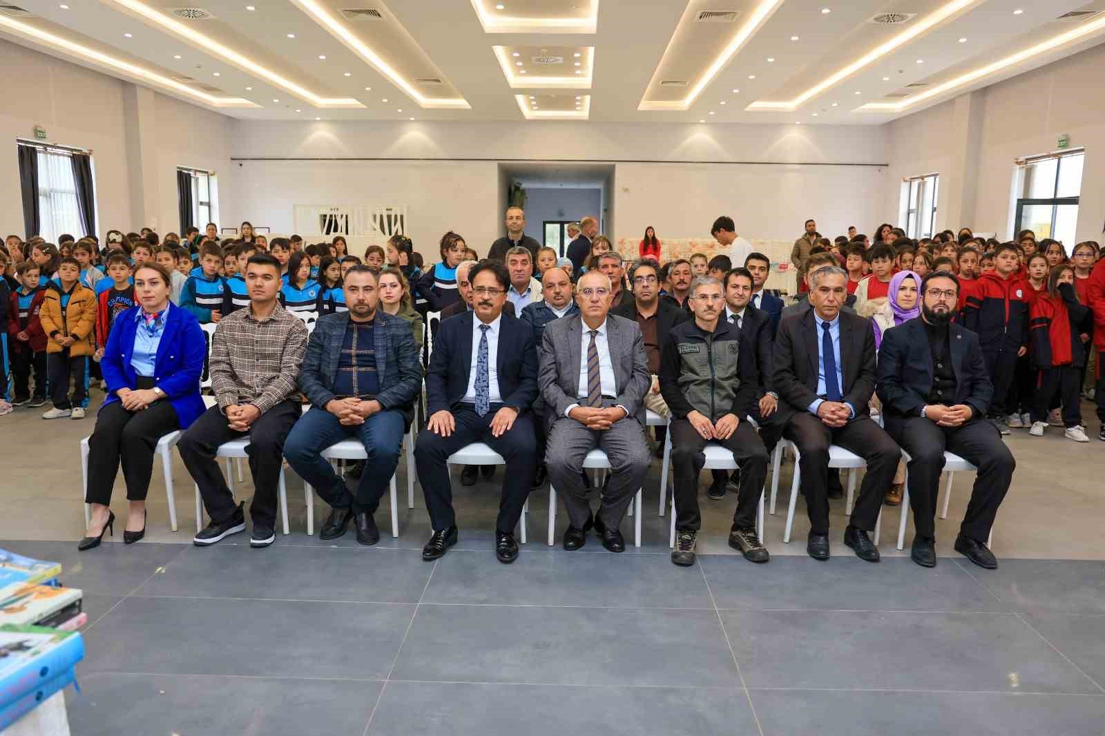 ÇAMELİ BELEDİYESİ TARAFINDAN BU YIL İKİNCİSİ DÜZENLENEN KİTAP GÜNLERİ, DÜZENLENEN AÇILIŞ PROGRAMI BAŞLADI. KİTAP GÜNLERİ, İLK GÜNDEN KİTAPSEVERLER TARAFINDAN YOĞUN İLGİ GÖRDÜ. 2. KİTAP GÜNLERİ, 2 EKİM CUMA GÜNÜ SAAT 18.00 ZİYARETÇİLERİNİ AĞIRLAYACAK.