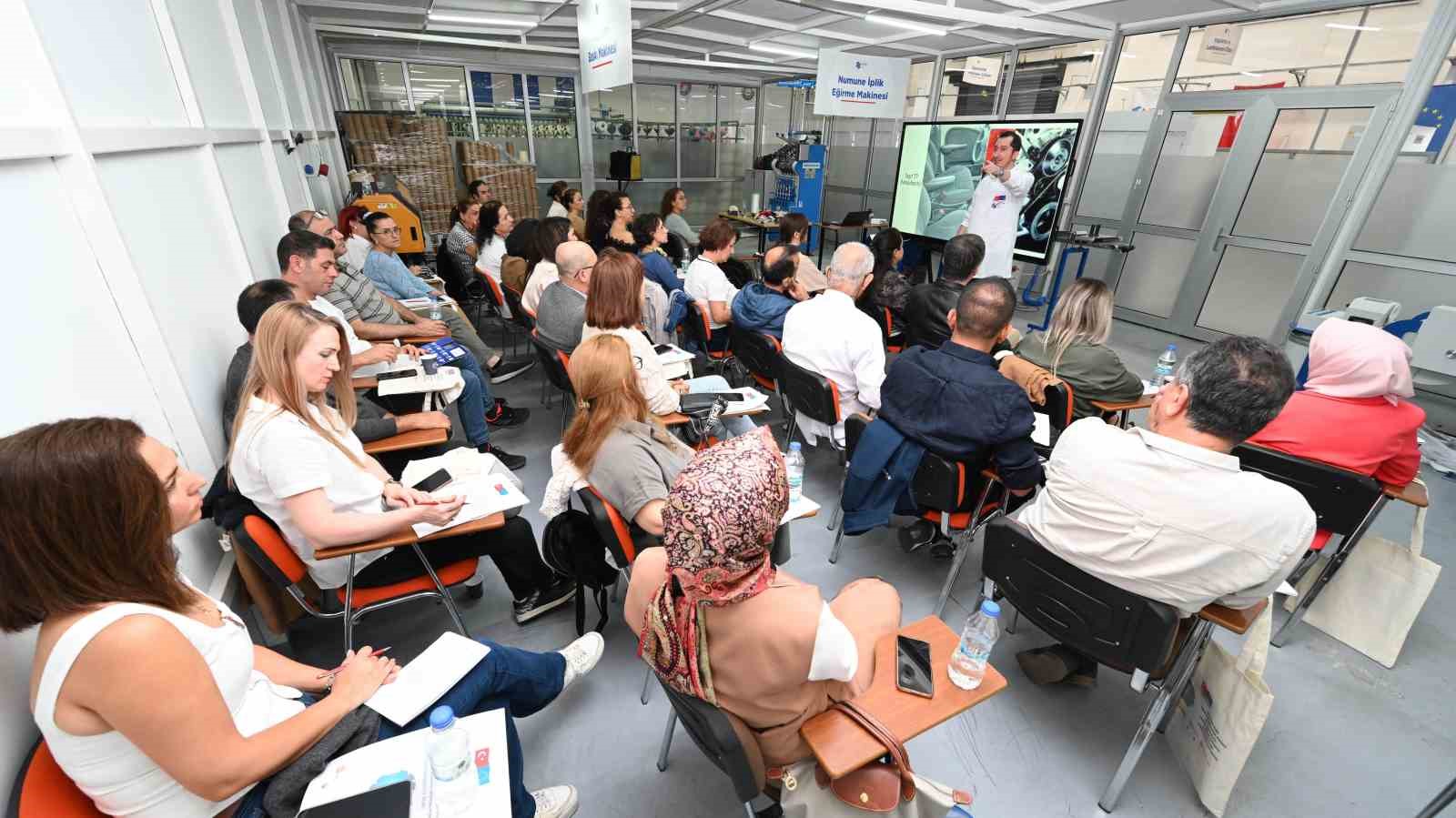 DENİZLİ TİCARET ODASI (DTO), TEKSTİLDE YEŞİL DÖNÜŞÜM EĞİTİMİ BAŞLATTI. DENİZLİ’NİN YANI SIRA ADANA, BURSA, GAZİANTEP, İSTANBUL VE TEKİRDAĞ İLLERİNDEN GELEN 24 TEKSTİL TEKNOLOJİSİ ÖĞRETMENİ İLE DENİZLİ’DEKİ TEKSTİL SEKTÖRÜ TEMSİLCİLERİ, UZMANLARDAN ÖZEL EĞİTİM ALMAYA BAŞLADI. ÖĞRETMENLER, DTO BAŞKANI UĞUR ERDOĞAN İLE EKİBİNE KENDİLERİNE SAĞLANAN EĞİTİM İMKANINDAN DOLAYI TEŞEKKÜR ETTİLER.