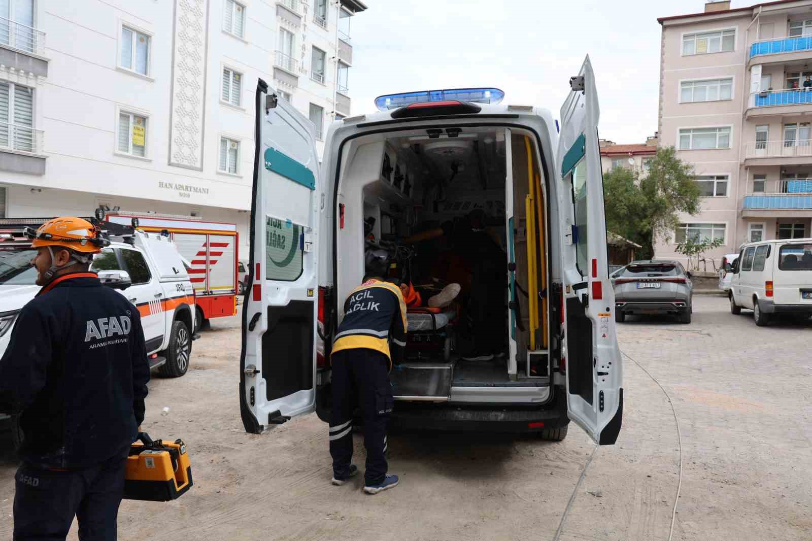 İŞÇİLER HASTANEYE KALDIRILDI