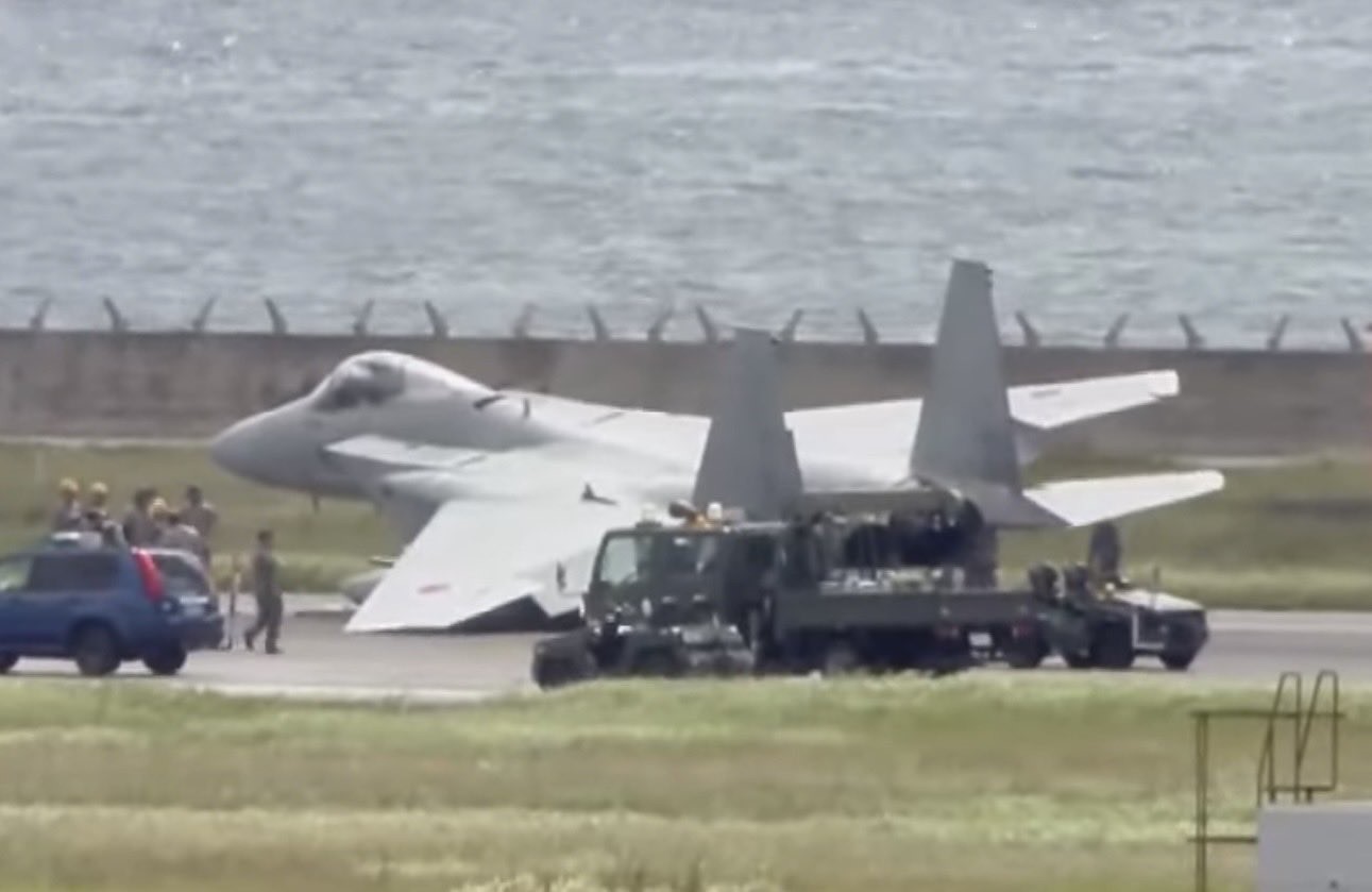 JAPONYA ÖZ SAVUNMA KUVVETLERİ’NE (SDF) AİT BİR F-15 SAVAŞ UÇAĞI, OKİNAWA EYALETİNDEKİ NAHA HAVALİMANI'NA ACİL İNİŞ YAPTIKTAN SONRA SOL KANADININ ÜZERİNE YATARAK PİSTTE MAHSUR KALDI.