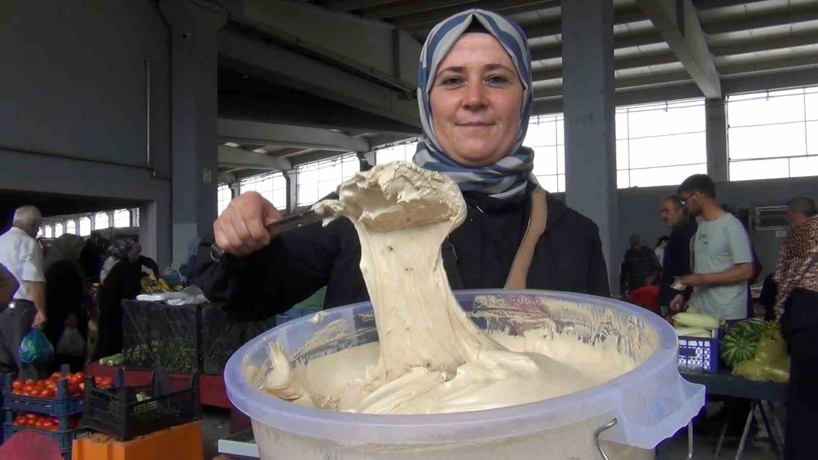 SAFİYE YILMAZ’IN KENDİ ÜRETİMİ OLAN ERİŞTE, PEKMEZ, TARHANA, KUŞBURNU VE ÇEŞİTLİ YÖRESEL ÜRÜNLER TÜKETİCİLERLE BULUŞUYOR.