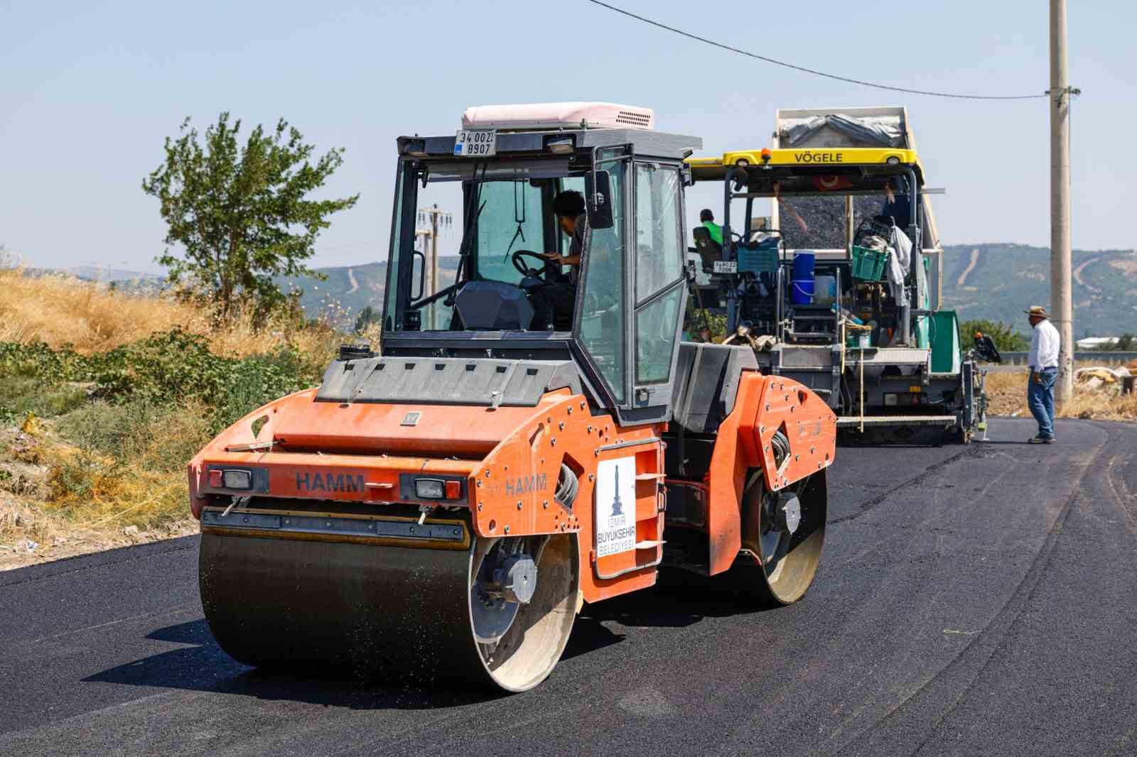 BERGAMA'DA 9 OKULUN BULUNDUĞU BAHÇELİEVLER MAHALLESİ BAŞTA OLMAK ÜZERE BİRÇOK NOKTADA ASFALT SERİMİ TAMAMLANIRKEN, MAHALLELER ARASI ULAŞIM YOLLARINDA DA SATHİ KAPLAMA ÇALIŞMALARI YÜRÜTÜLÜYOR.