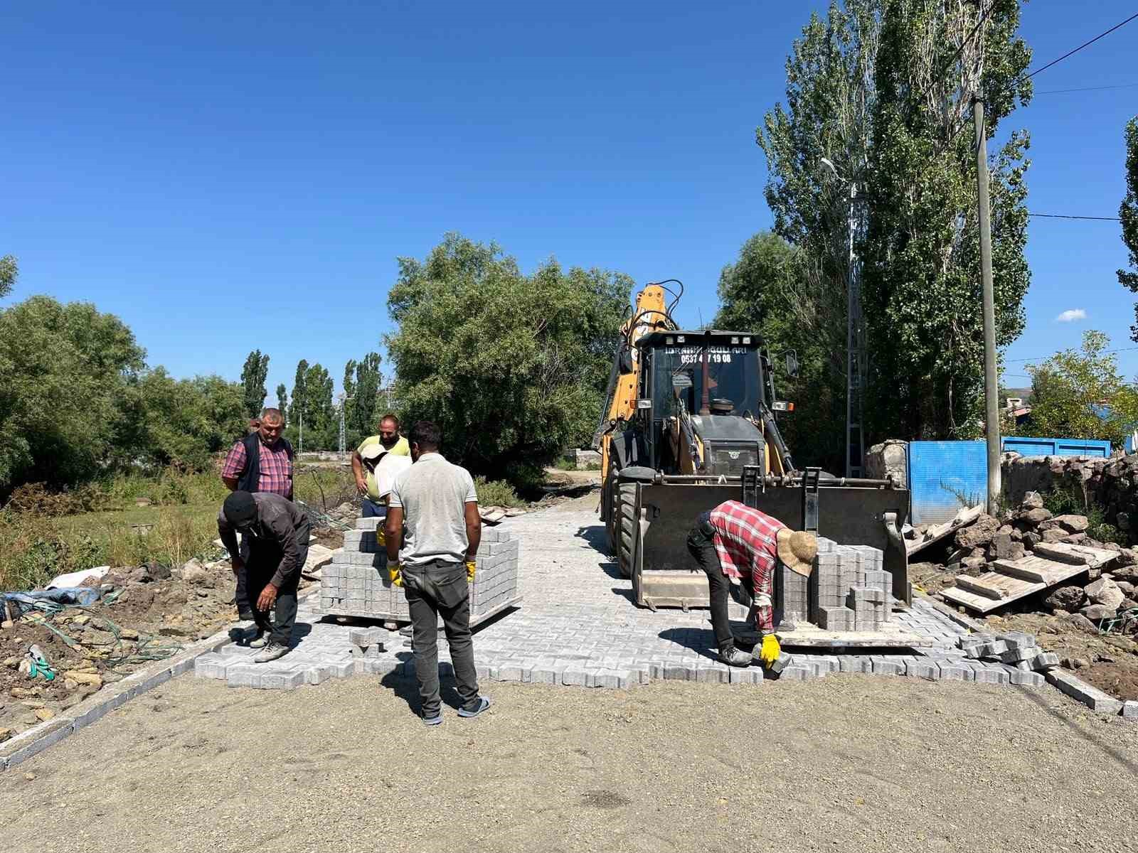 AKYAKA’DA KÖY YOLLARININ KİLİT PARKE TAŞ YAPIMI SÜRÜYOR(KARS-İHA)