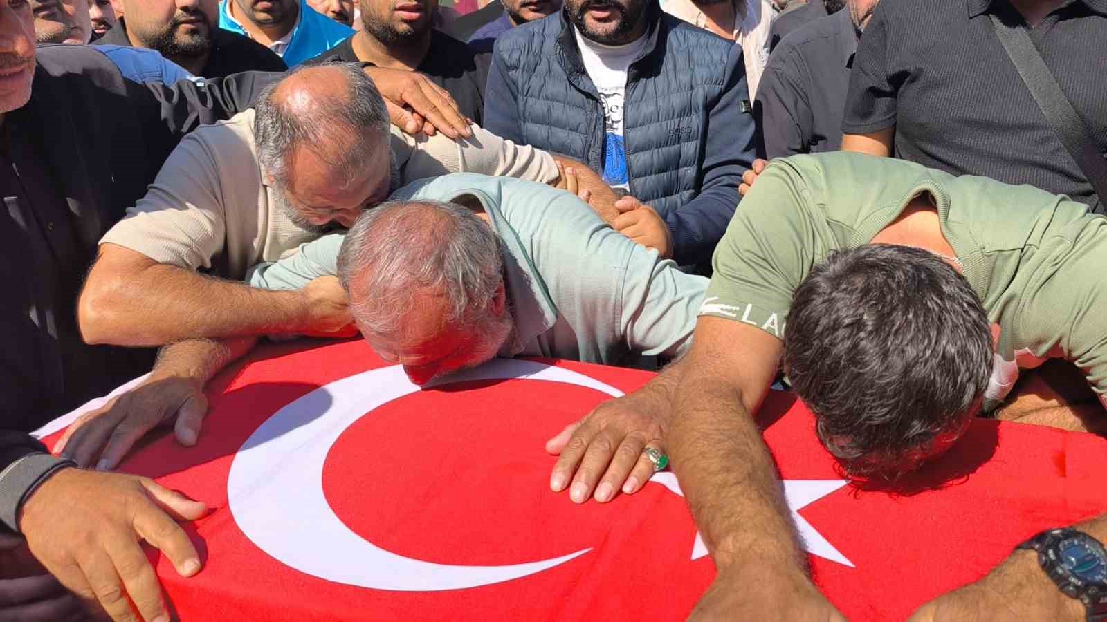DUYGUSAL ANLARIN YAŞANDIĞI CENAZE NAMAZINDA VE DEFİNDE AĞABEY HALİL DEMİR’İN GÖZYAŞLARI İÇERİSİNDE "ALLAH’A EMANET OL KARDEŞİM" DEDİĞİ ANLAR YÜREKLERİ BURKTU.