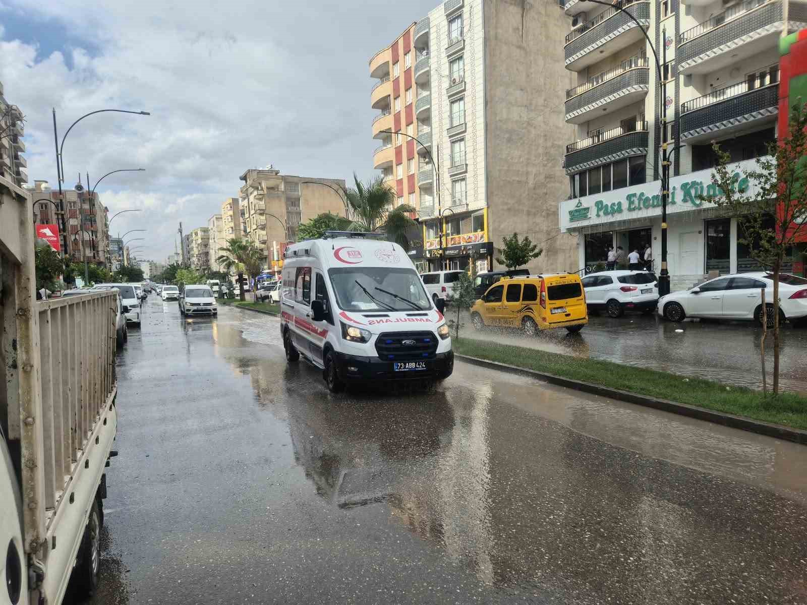 KISA SÜREDE ADRESE ULAŞAN SAĞLIK EKİPLERİ, YARALILARA OLAY YERİNDE YAPTIĞI İLK MÜDAHALENİN ARDINDAN AMBULANSLARLA CİZRE DR. SELAHATTİN CİZRELİOĞLU DEVLET HASTANESİNE KALDIRDI.