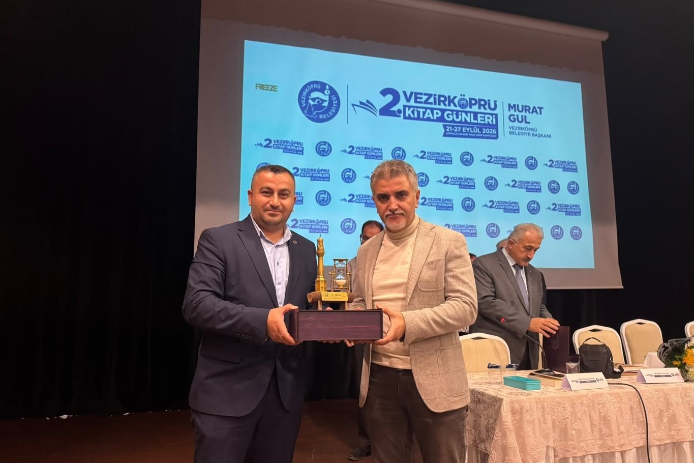 SAMSUN’UN VEZİRKÖPRÜ İLÇESİNDE DÜZENLENEN EĞİTİMCİ YAZARLAR, DÜZENLENEN SÖYLEŞİDE VATANDAŞLARLA BULUŞTU.