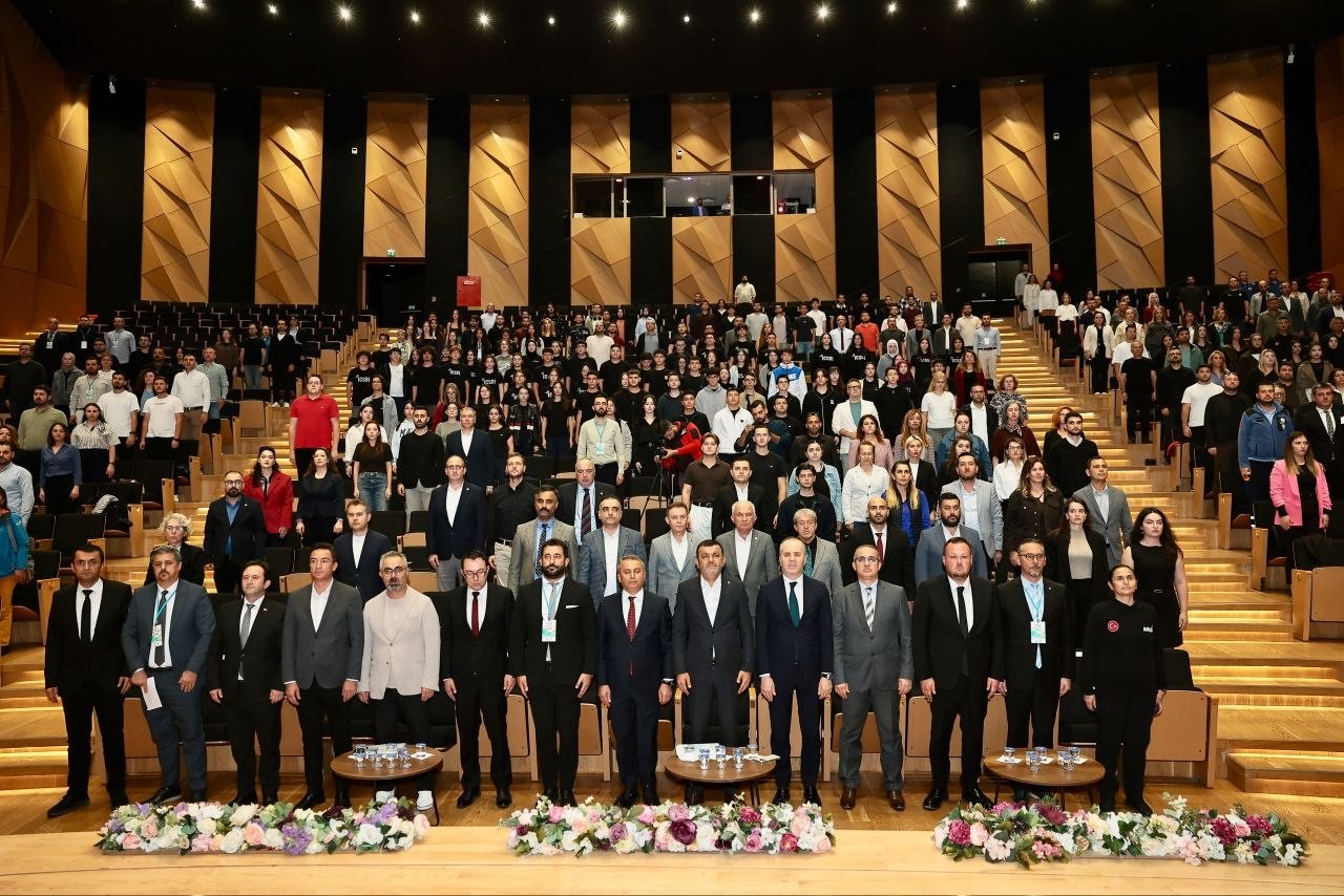 DENİZLİ BÜYÜKŞEHİR BELEDİYESİ, İKLİM DEĞİŞİKLİĞİYLE MÜCADELE VE SÜRDÜRÜLEBİLİR KENT VİZYONU KAPSAMINDA HAZIRLADIĞI YEREL İKLİM DEĞİŞİKLİĞİ EYLEM PLANI (YİDEP) LANSMANI VE İŞ BİRLİĞİ PROTOKOLÜ İMZA TÖRENİNİ GENİŞ BİR KATILIMLA GERÇEKLEŞTİRDİ.