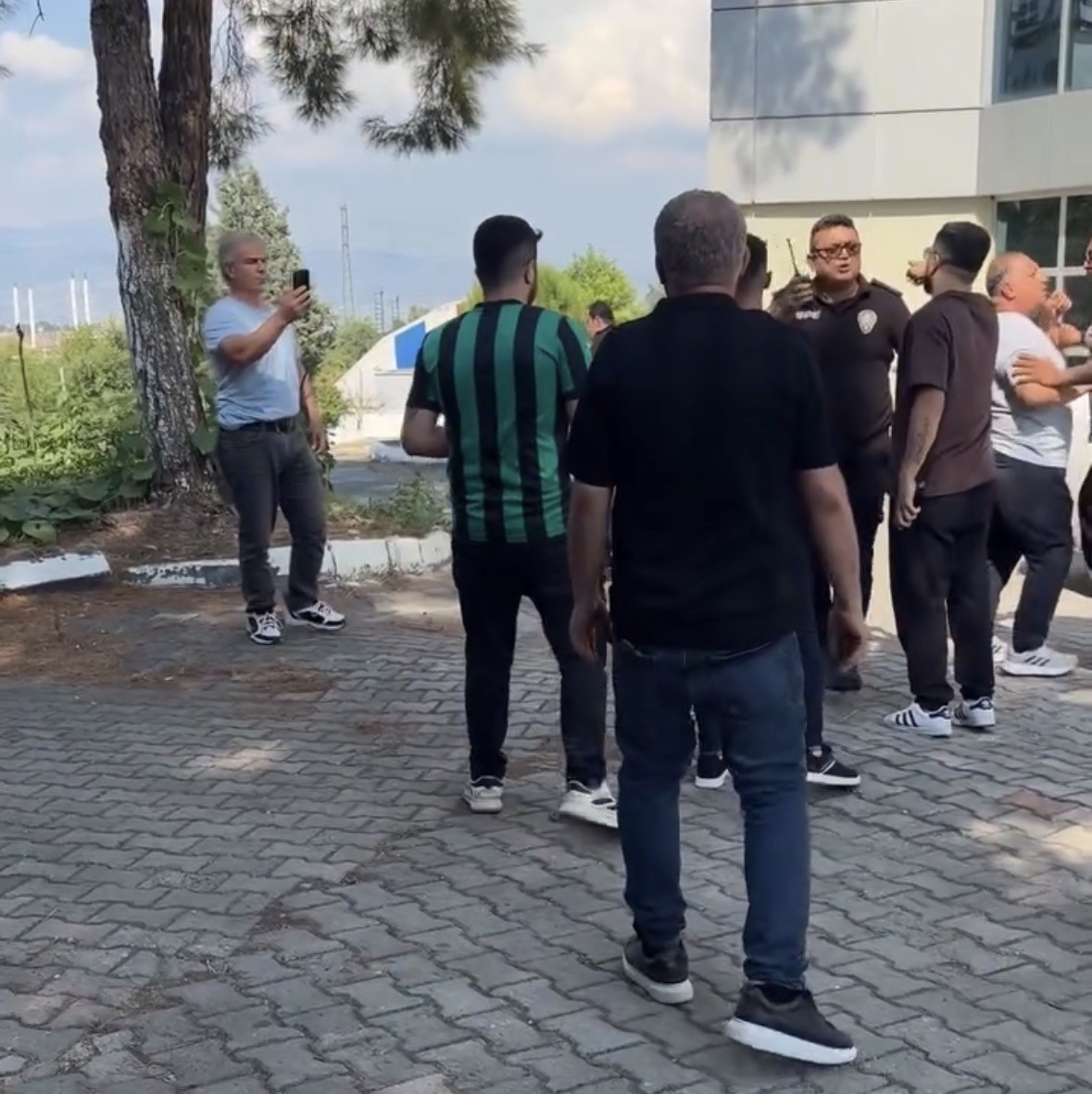 TARAFTARLAR İLE BAŞKAN URKAY ARASINDA BAYRAK ASILMASI KONUSUNDA BAŞLAYAN TARTIŞMA KISA SÜREDE BÜYÜDÜ. GERGİNLİĞİN ARTMASI ÜZERİNE OLAY YERİNE POLİS EKİPLERİ SEVK EDİLDİ.