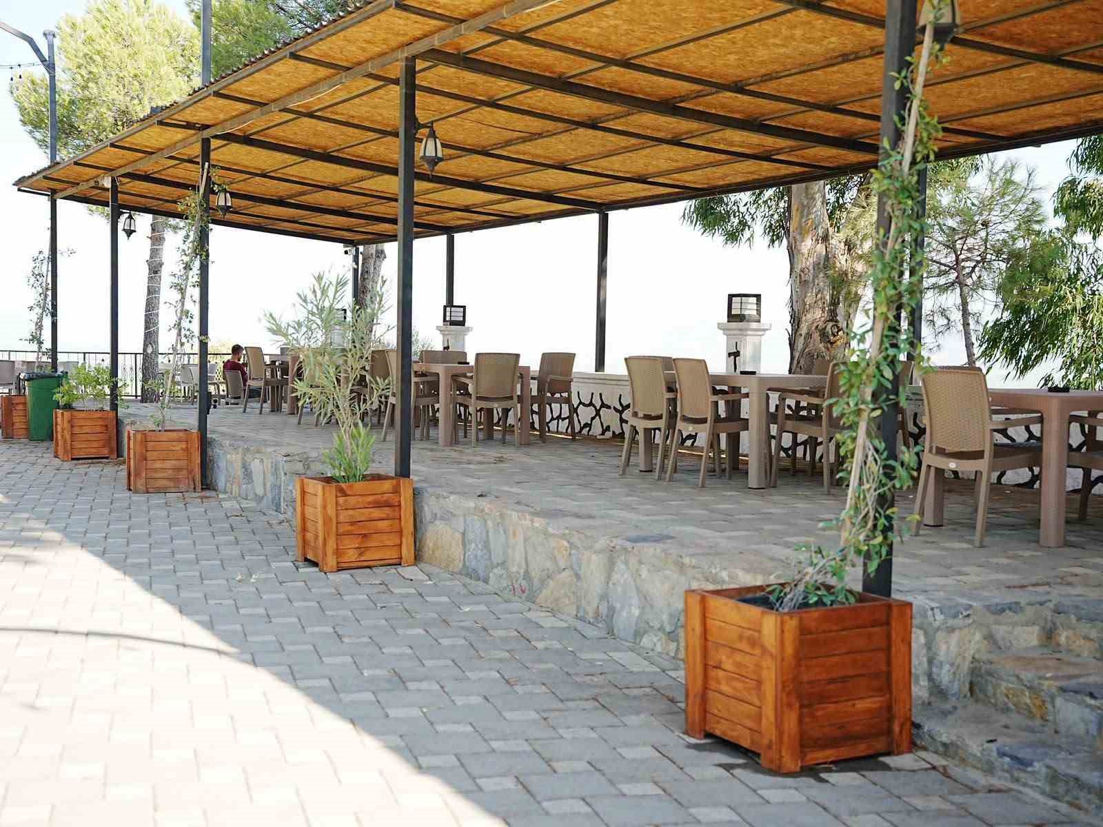 GERMENCİK İLÇESİNİN ÖNEMLİ SEYİR NOKTALARINDAN BİRİ OLAN MURSALLI ŞAHİN TEPESİ MESİRE ALANI’NDA GERÇEKLEŞTİRİLEN PEYZAJ ÇALIŞMALARIYLA ALANIN VATANDAŞLARIN YAZ AKŞAMLARINDA VAKİT GEÇİREBİLECEĞİ BİR NOKTAYA DÖNÜŞTÜRÜLMESİ HEDEFLENİYOR.