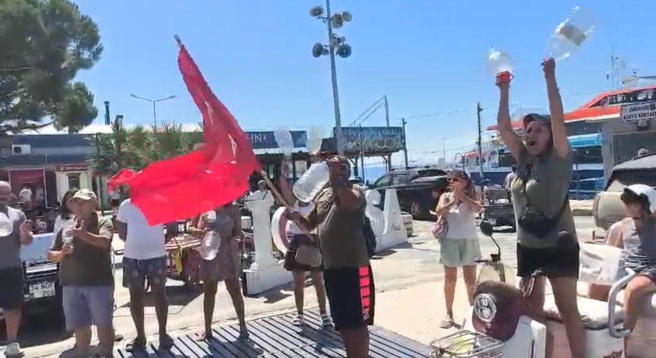 BALIKESİR'İN MARMARA İLÇESİNE BAĞLI AVŞA ADASI'NDA UZUN SÜREDİR YAŞANAN SU SIKINTISI VATANDAŞLARI SOKAĞA DÖKTÜ. ADA SAKİNLERİ, YAKLAŞIK 3 YILDIR ÖZELLİKLE YAZ AYLARINDA YAŞANAN SU SORUNUNA TEPKİ GÖSTERMEK AMACIYLA PROTESTO DÜZENLEDİ.