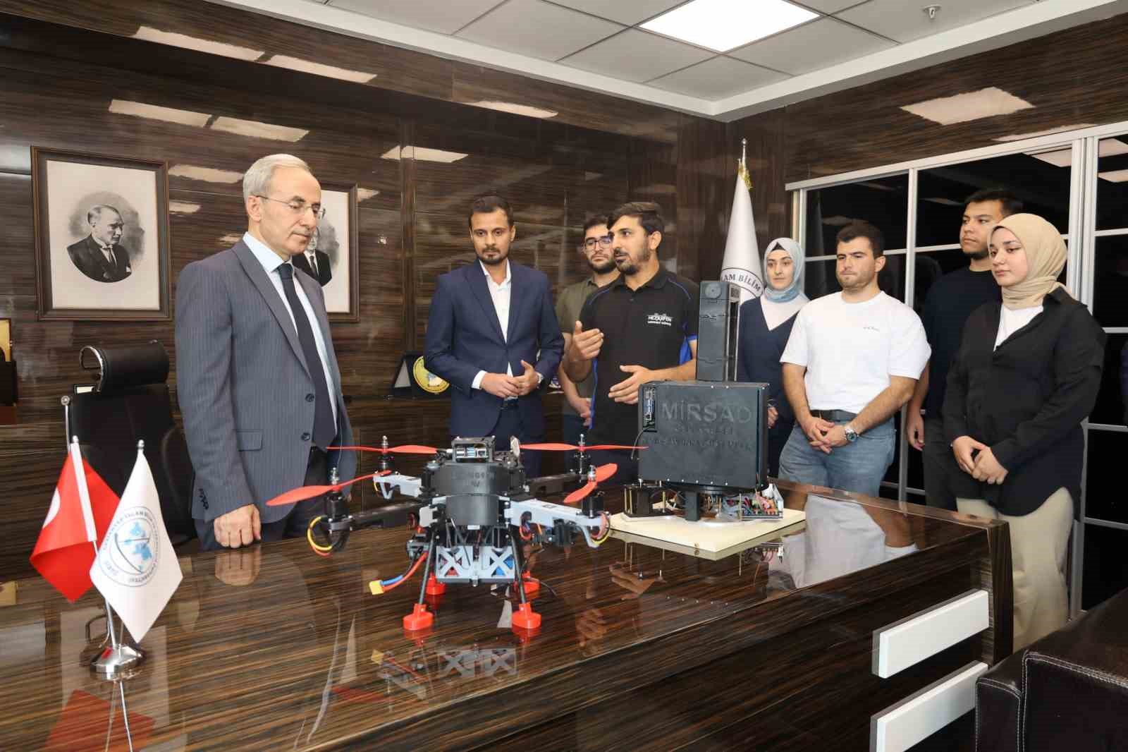 GAZİANTEP İSLAM BİLİM VE TEKNOLOJİ ÜNİVERSİTESİ (GİBTÜ) BÜNYESİNDE FAALİYET GÖSTEREN SPARK CORE TEKNOLOJİ VE İNOVASYON TOPLULUĞU’NUN HEZARFEN İHA TAKIMI, TEKNOFEST KAPSAMINDA TÜBİTAK TARAFINDAN DÜZENLENEN ULUSLARARASI İNSANSIZ HAVA ARAÇLARI (İHA) YARIŞMASI’NDA ELDE ETTİĞİ BAŞARI DOLAYISIYLA GİBTÜ REKTÖRÜ PROF. DR. ŞEHMUS DEMİR’İ ZİYARET ETTİ.