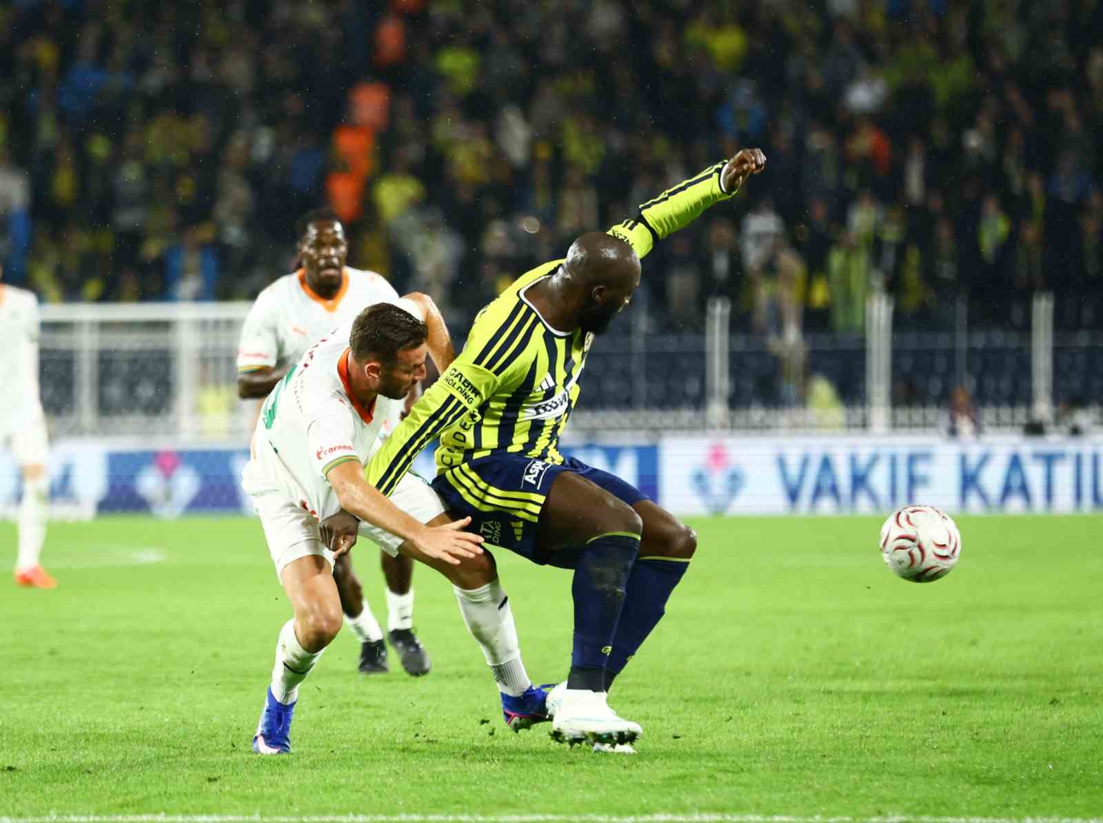 TRENDYOL SÜPER LİG'İN 8. HAFTASINDA FENERBAHÇE, CORENDON ALANYASPOR'U KONUK EDİYOR. MÜCADELENİN İLK YARISI SARI-LACİVERTLİLERİN 1-0'LIK ÜSTÜNLÜĞÜYLE TAMAMLANDI.