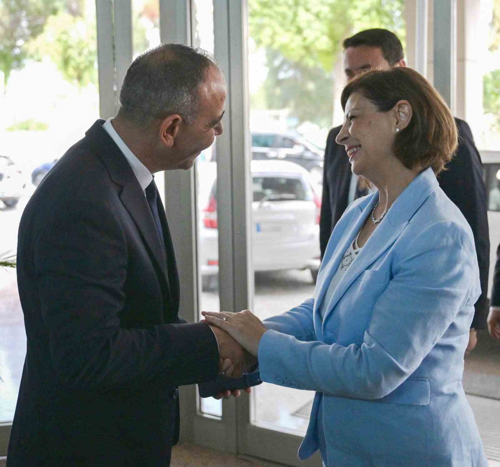 ESKİŞEHİR BÜYÜKŞEHİR BELEDİYE BAŞKANI AYŞE ÜNLÜCE, KUZEY KIBRIS TÜRK CUMHURİYETİ’NDE (KKTC) ESKİŞEHİR İLE KKTC ARASINDAKİ DOSTLUK VE KARDEŞLİK BAĞLARININ GÜÇLENDİRİLMESİNE YÖNELİK GÖRÜŞMELER GERÇEKLEŞTİRDİ.