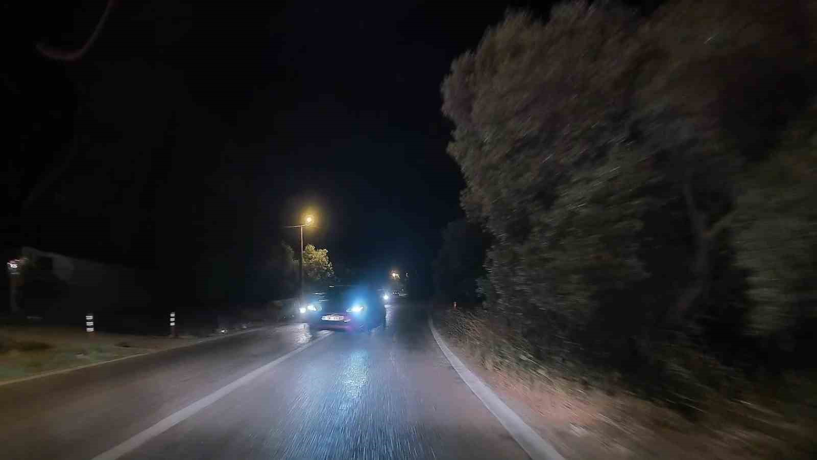 KARŞI YÖNDEN GELEN TİCARİ ARAÇ İLE HATALI SOLLAMA YAPAN OTOMOBİLİN KARŞI KARŞIYA GELDİĞİ ANLAR ARAÇ KAMERASINA SANİYE SANİYE YANSIDI.