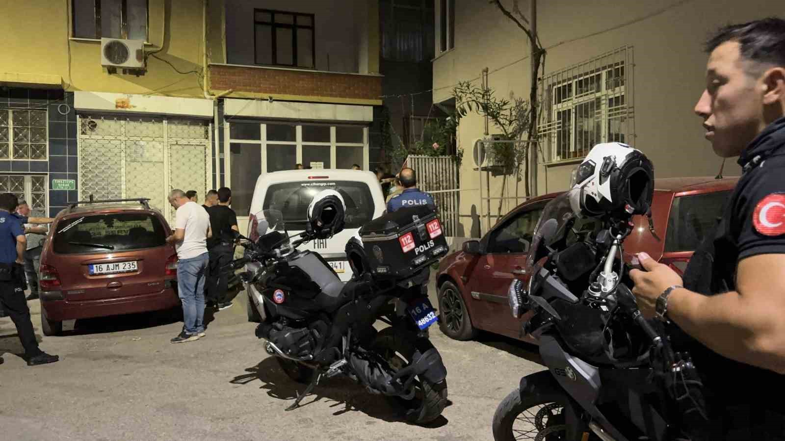 BURSA'DA POMPALI TÜFEKLE AKRABALARININ EVİNİ BASAN VE PSİKOLOJİK RAHATSIZLIĞI BULUNDUĞU ÖNE SÜRÜLEN ŞÜPHELİ, POLİS EKİPLERİNİN YAKLAŞIK 1 SAAT SÜREN İKNA ÇALIŞMASININ ARDINDAN POMPALI TÜFEĞİNİ TESLİM ETTİ.