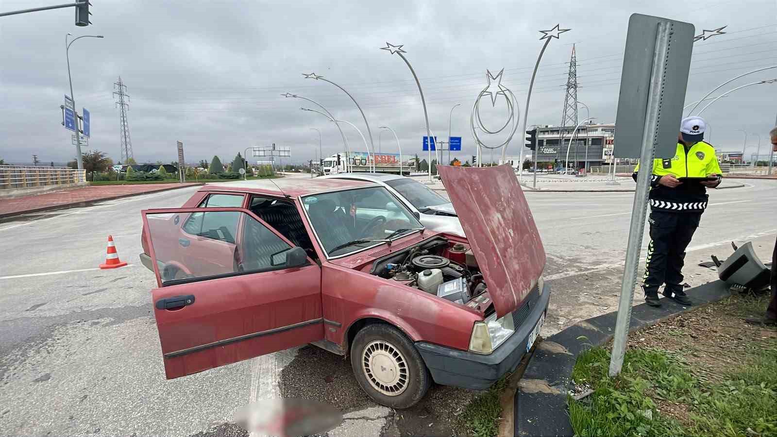 KARAMAN'DA İKİ OTOMOBİLİN KAVŞAKTA ÇARPIŞMASI SONUCU MEYDANA GELEN TRAFİK KAZASINDA 1 KİŞİ YARALANDI.