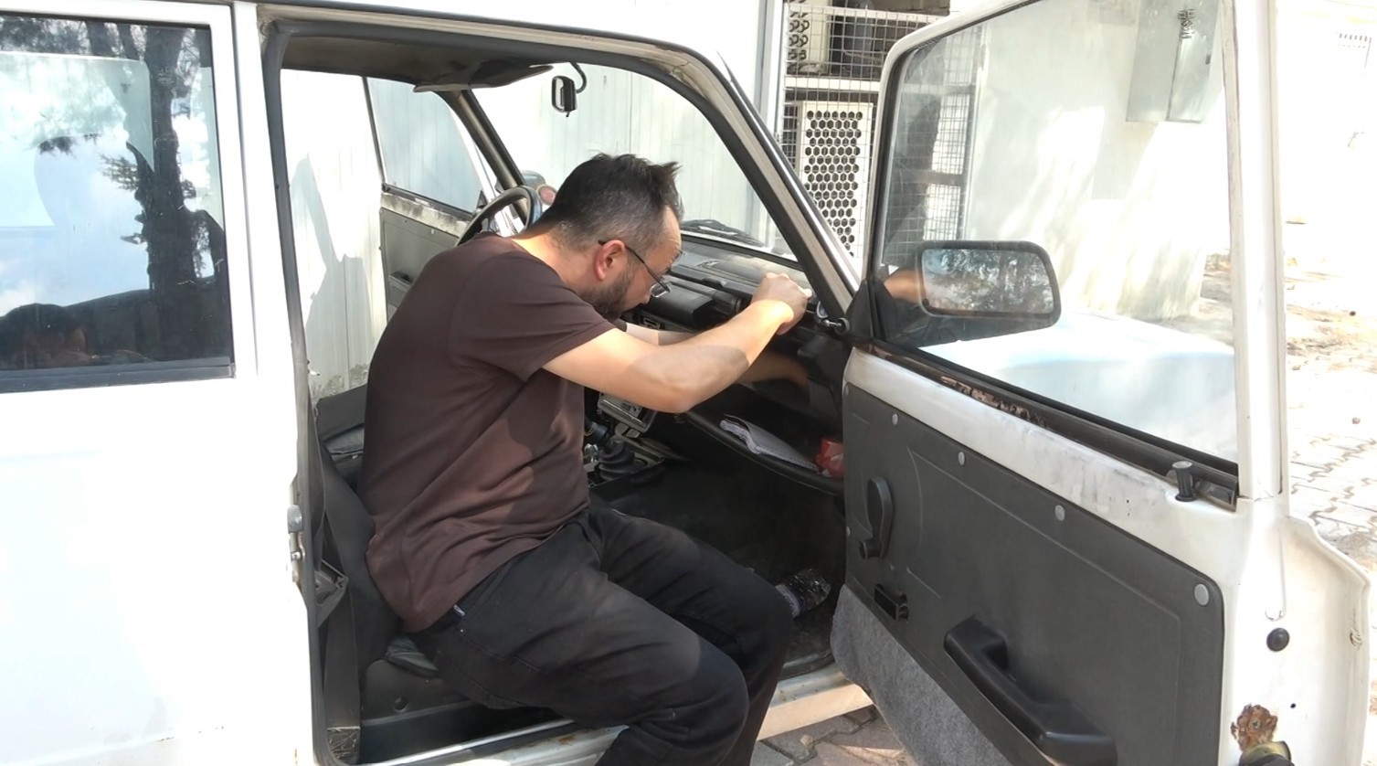 ISPARTA'DA MUHTARIN PARK HALİNDEKİ ARACININ ELEKTRİK KABLOLARI KESİLİRKEN, ÖN KOLTUĞUNA BIÇAK BIRAKILDI. OLAY ARDINDAN ŞİKAYETÇİ BULUNAN DOĞAN, '' HİÇBİR TEHDİT VE KORKUTMA GİRİŞİMİ BİZİM GÖREVİMİZİ YAPMAKTAN ALIKOYAMAZ" DEDİ.